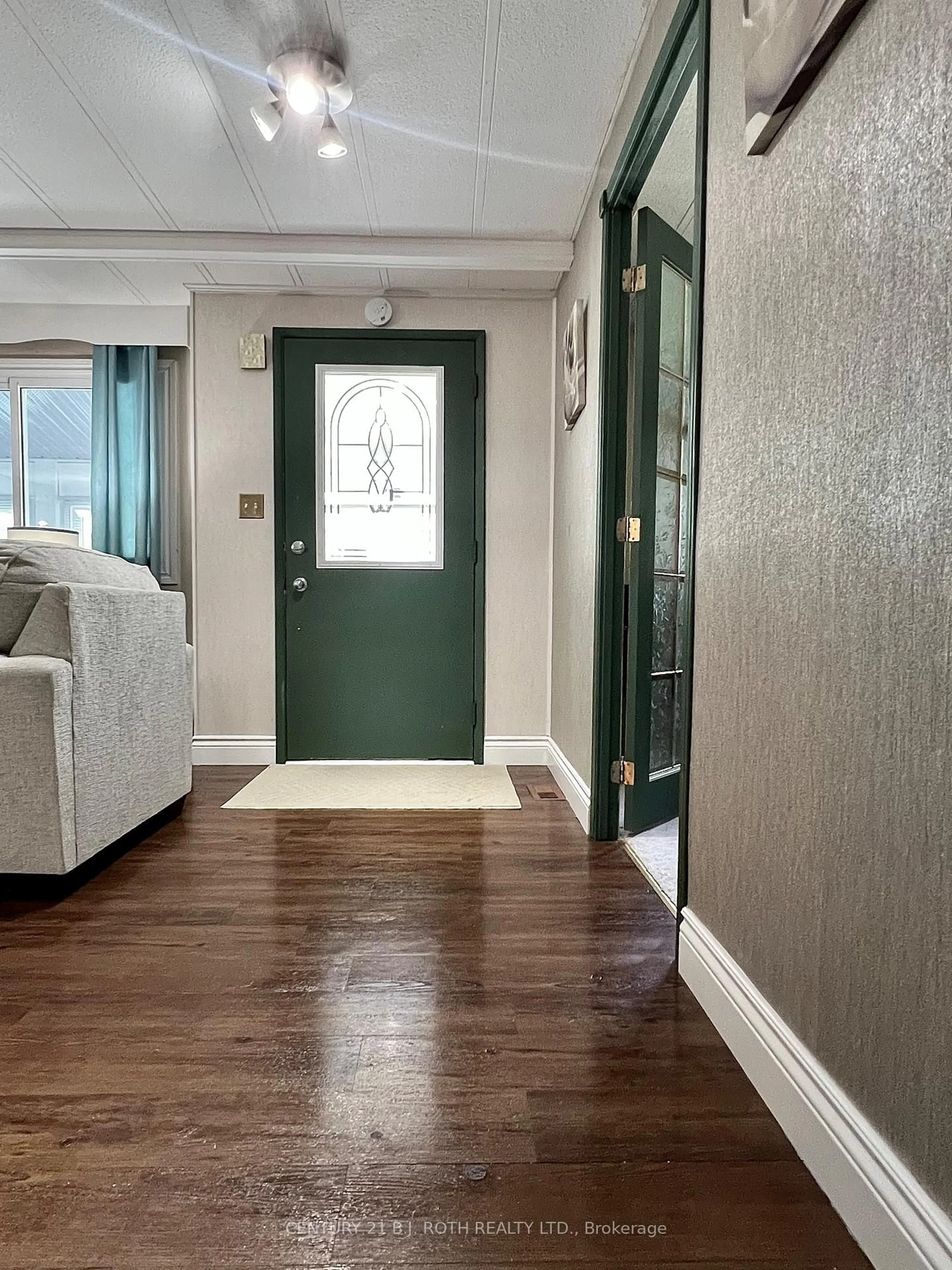 Indoor entryway for 1 Nectarine Crt, Innisfil Ontario L9S 1M4