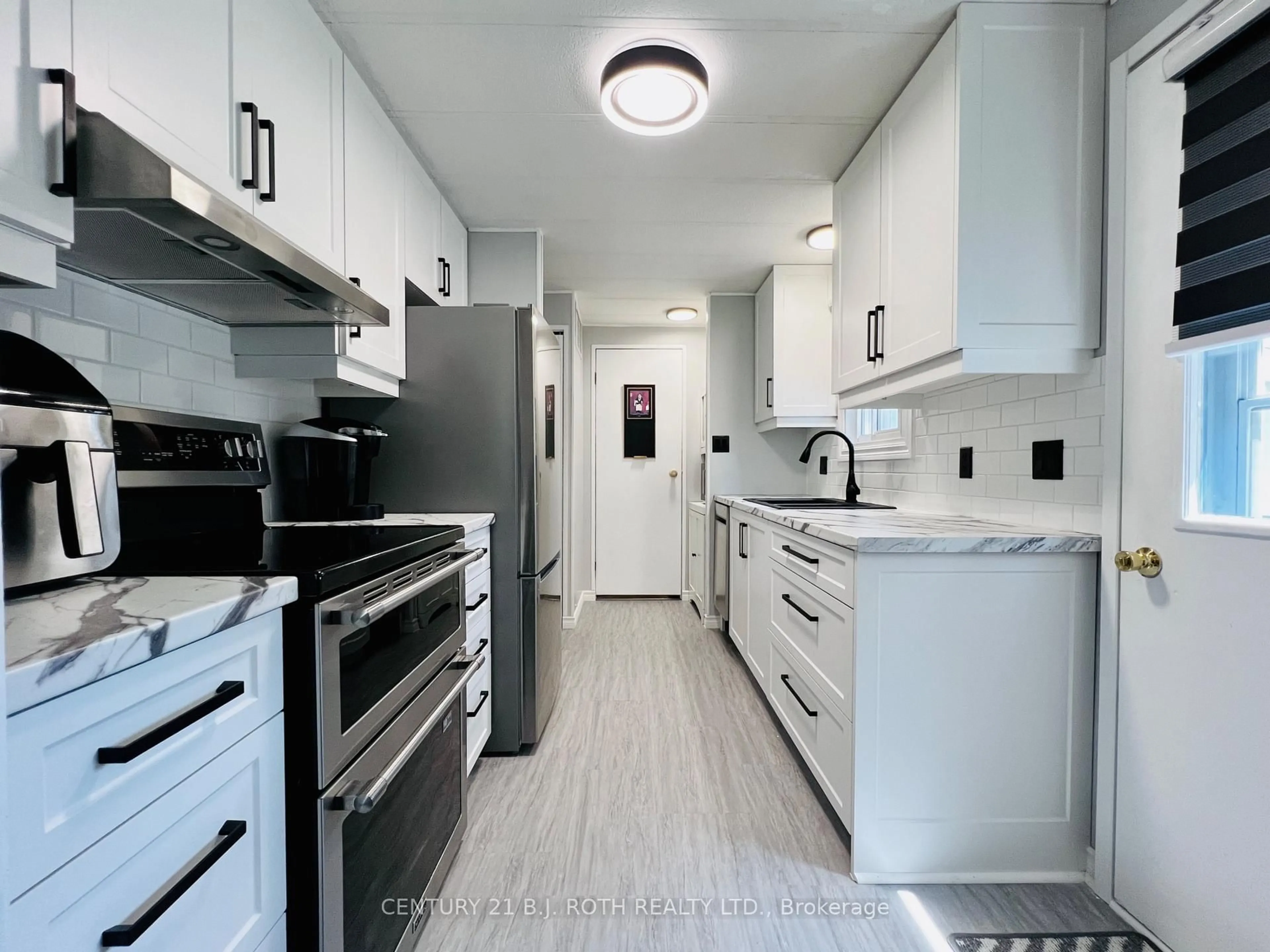 Standard kitchen, unknown for 1 Nectarine Crt, Innisfil Ontario L9S 1M4