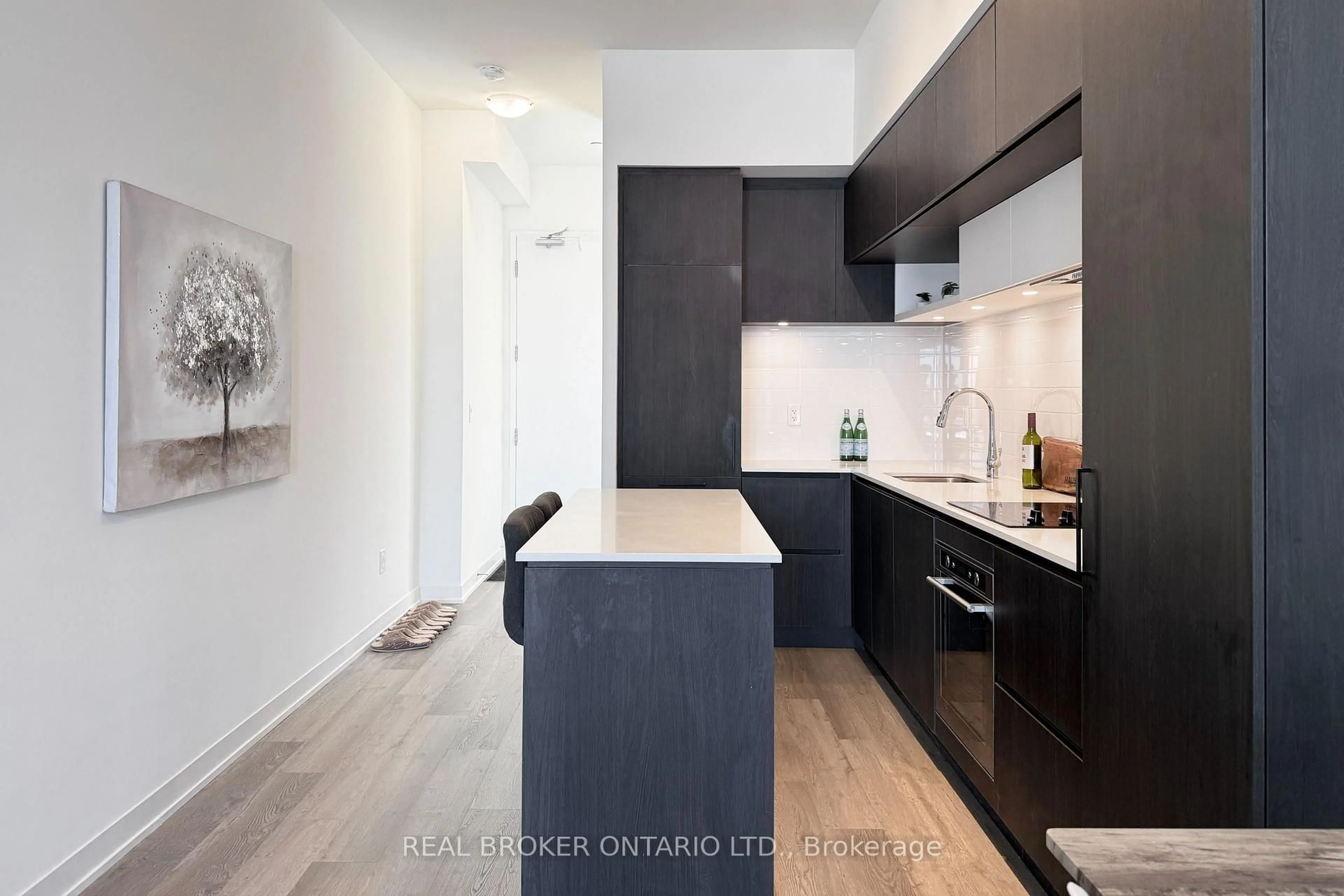 Standard kitchen, unknown for 11 Steckley House Lane #404, Richmond Hill Ontario L4S 0N1