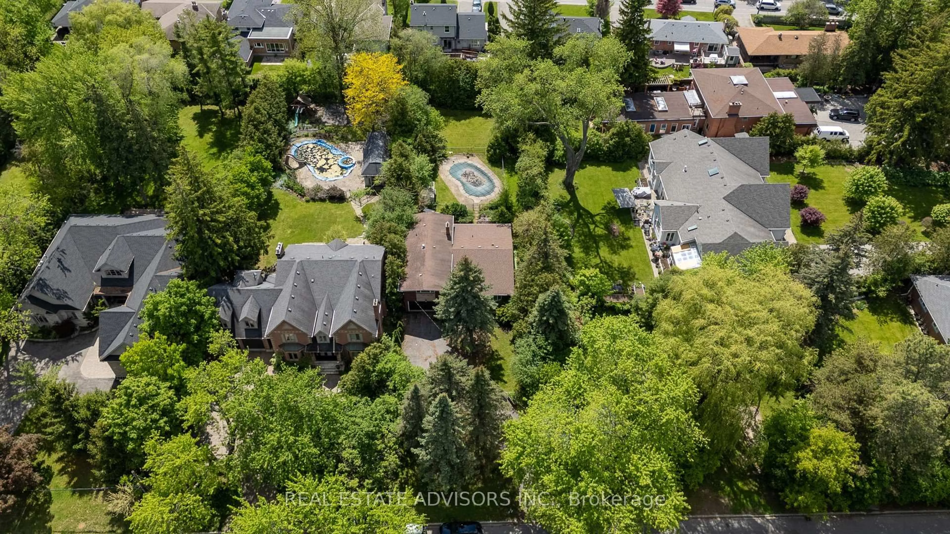 A pic from outside/outdoor area/front of a property/back of a property/a pic from drone, street for 76 Johnson St, Markham Ontario L3T 2P1