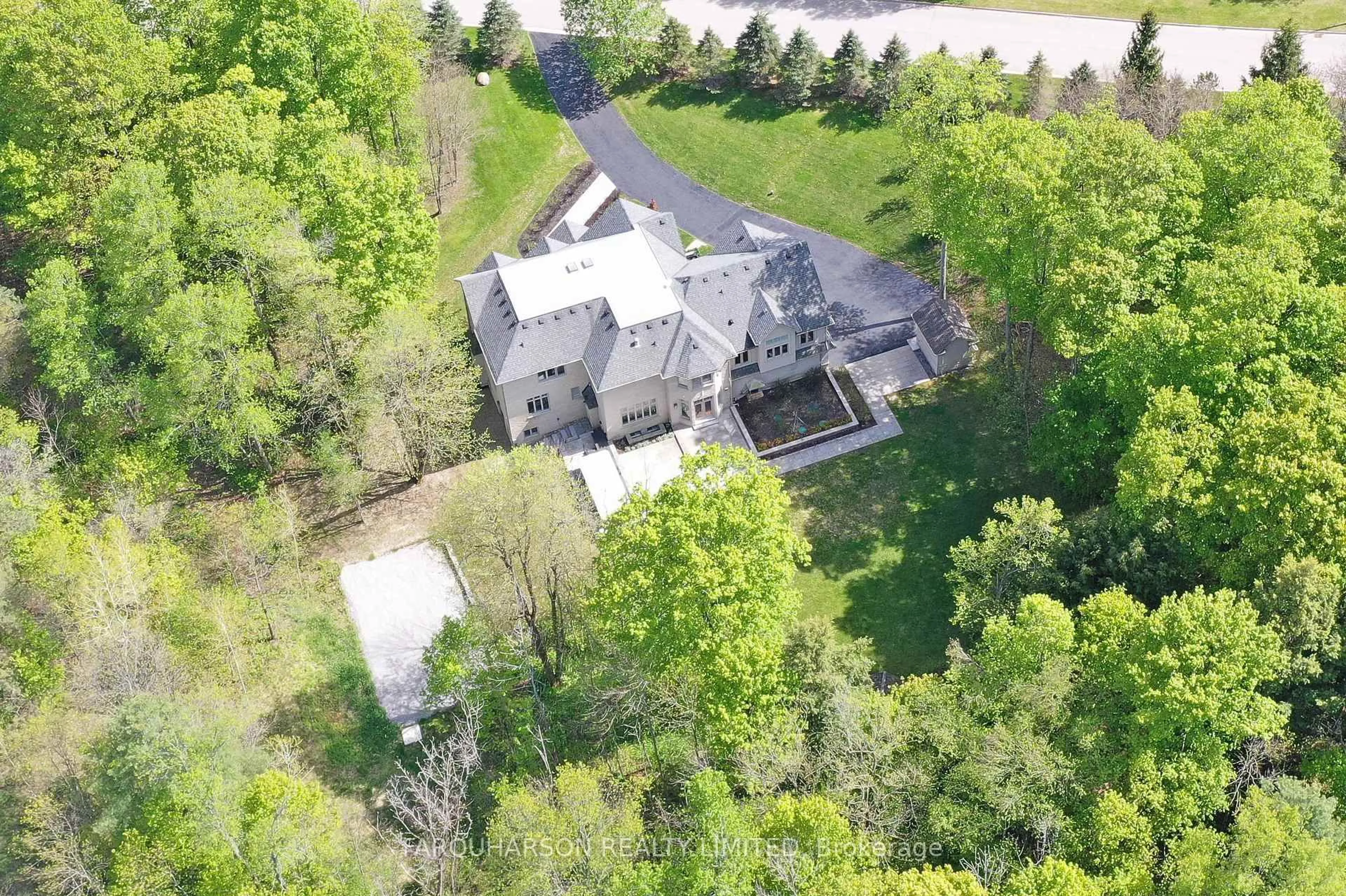 A pic from outside/outdoor area/front of a property/back of a property/a pic from drone, unknown for 19 Glenhill Tr, Whitchurch-Stouffville Ontario L4A 1L9