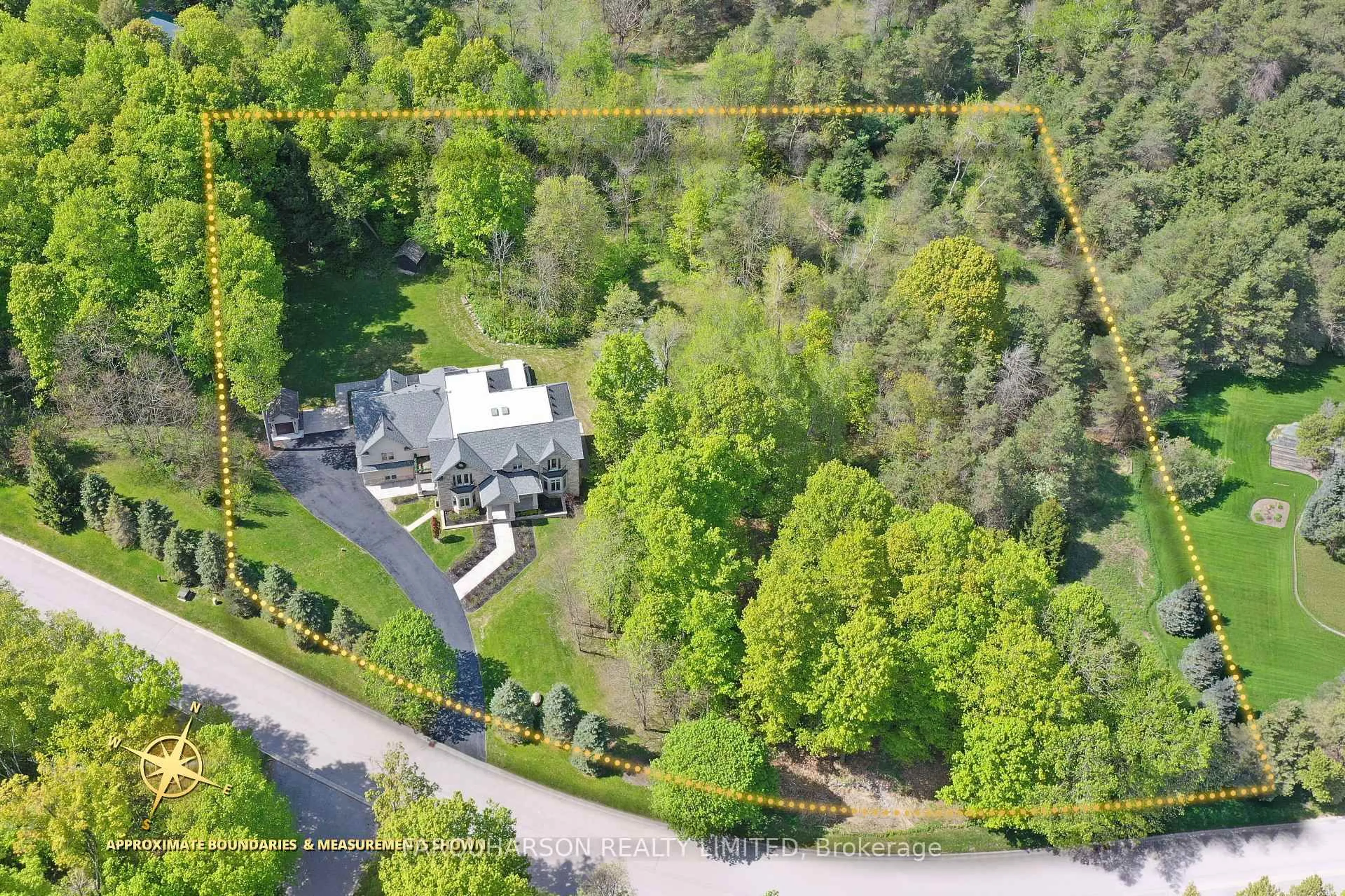 A pic from outside/outdoor area/front of a property/back of a property/a pic from drone, unknown for 19 Glenhill Tr, Whitchurch-Stouffville Ontario L4A 1L9