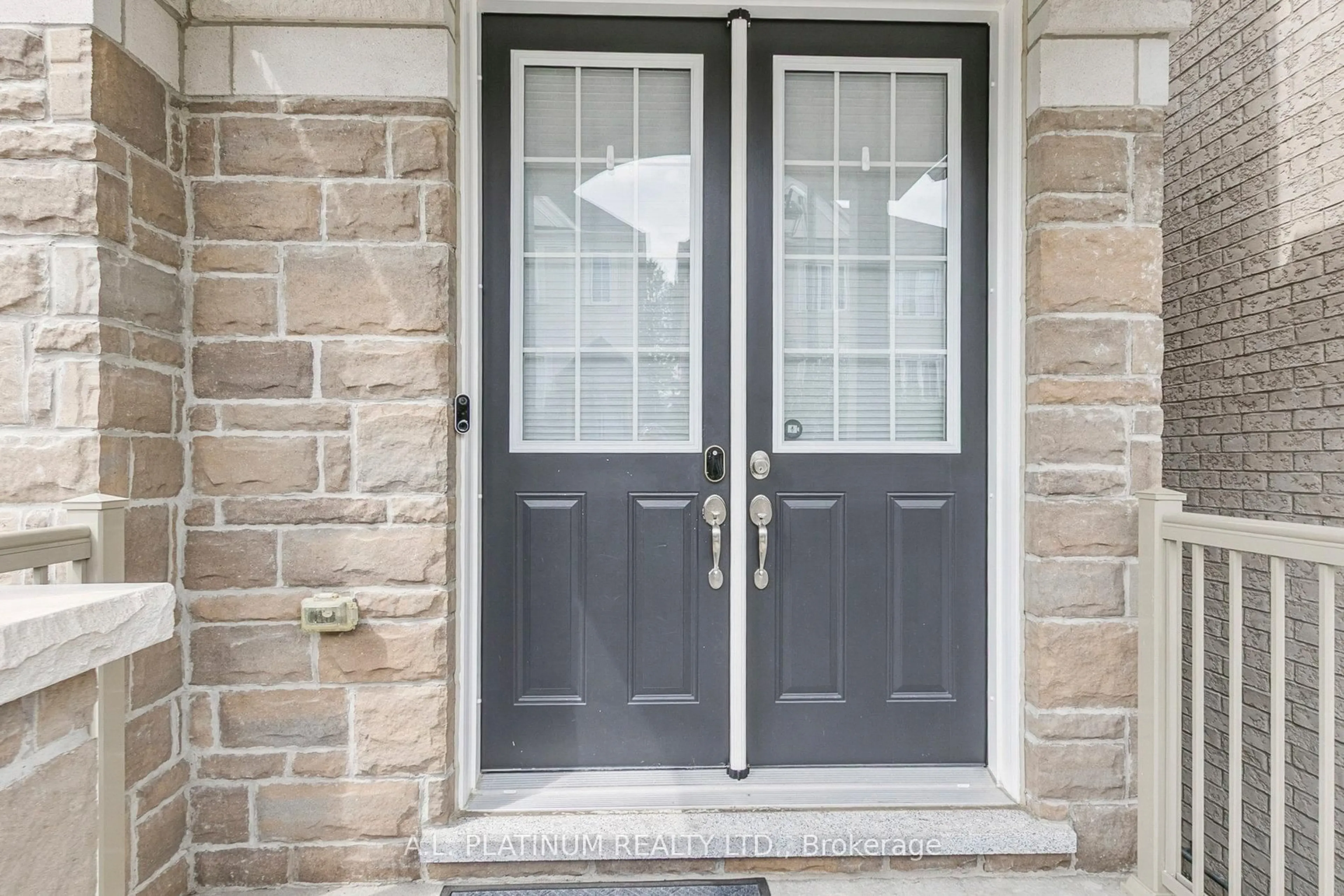 Indoor entryway for 32 Kingsville Lane, Richmond Hill Ontario L4C 7V6