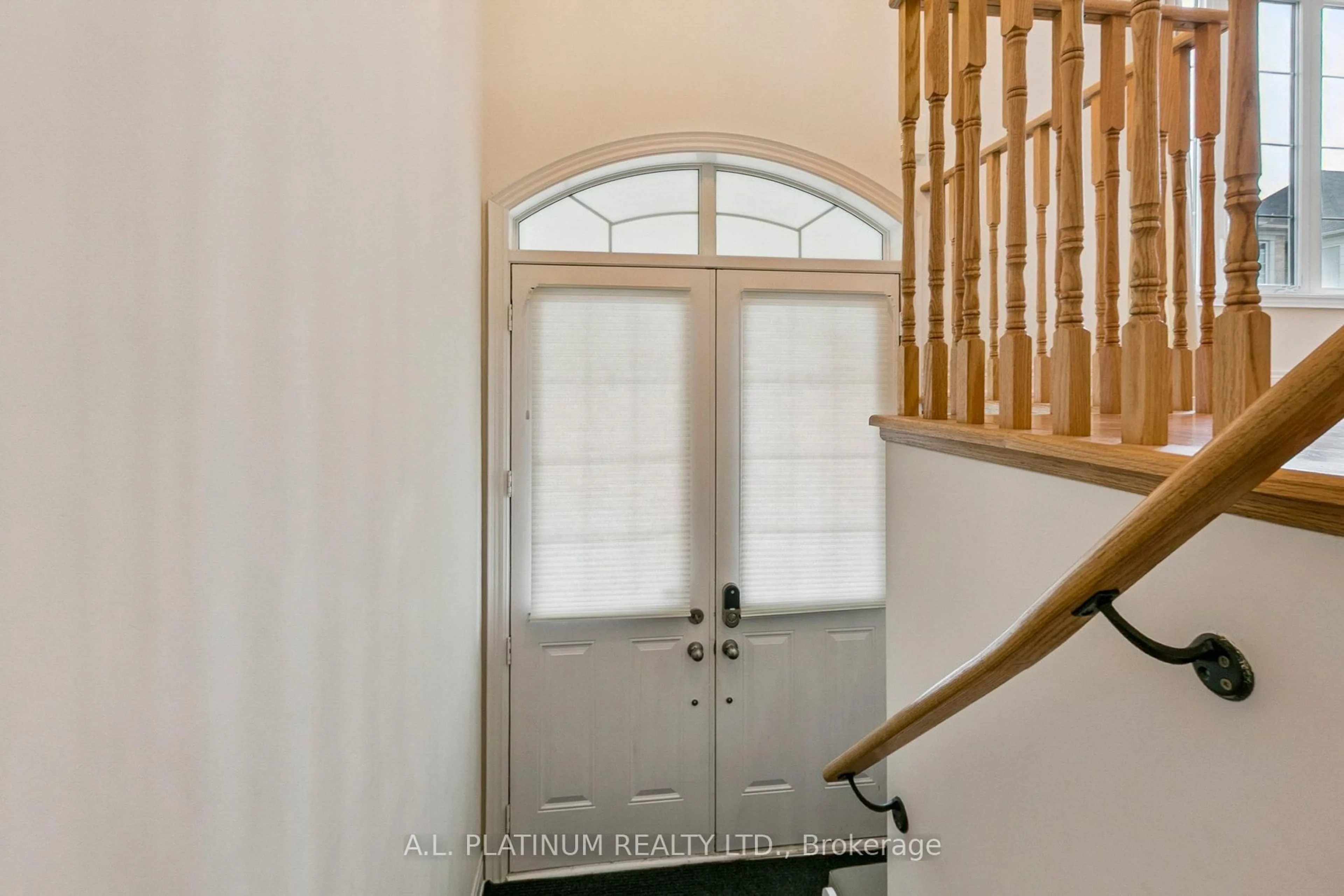 Indoor entryway for 32 Kingsville Lane, Richmond Hill Ontario L4C 7V6
