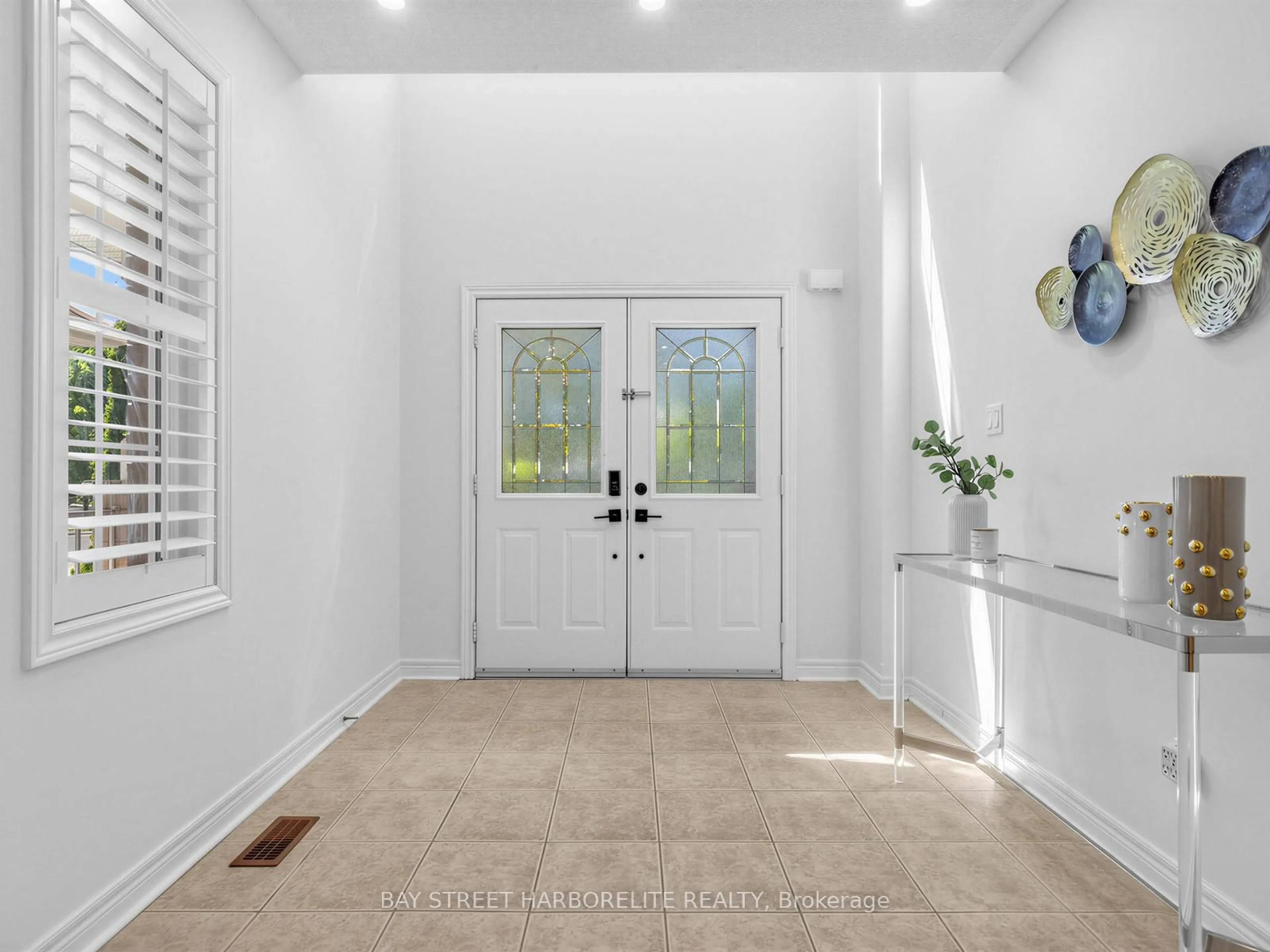 Indoor entryway for 81 Laurendale Ave, Georgina Ontario L4P 4G3