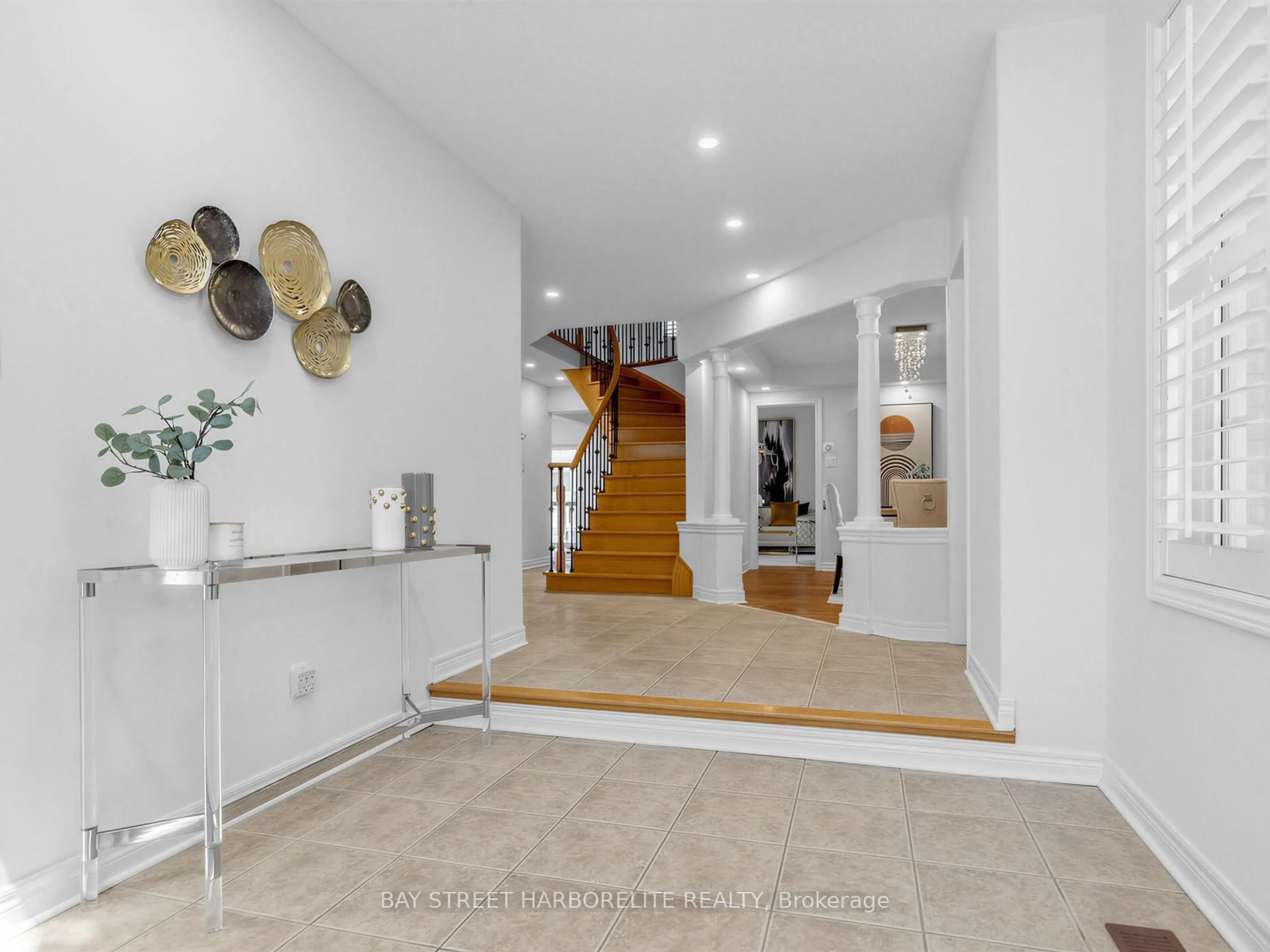 Indoor entryway for 81 Laurendale Ave, Georgina Ontario L4P 4G3