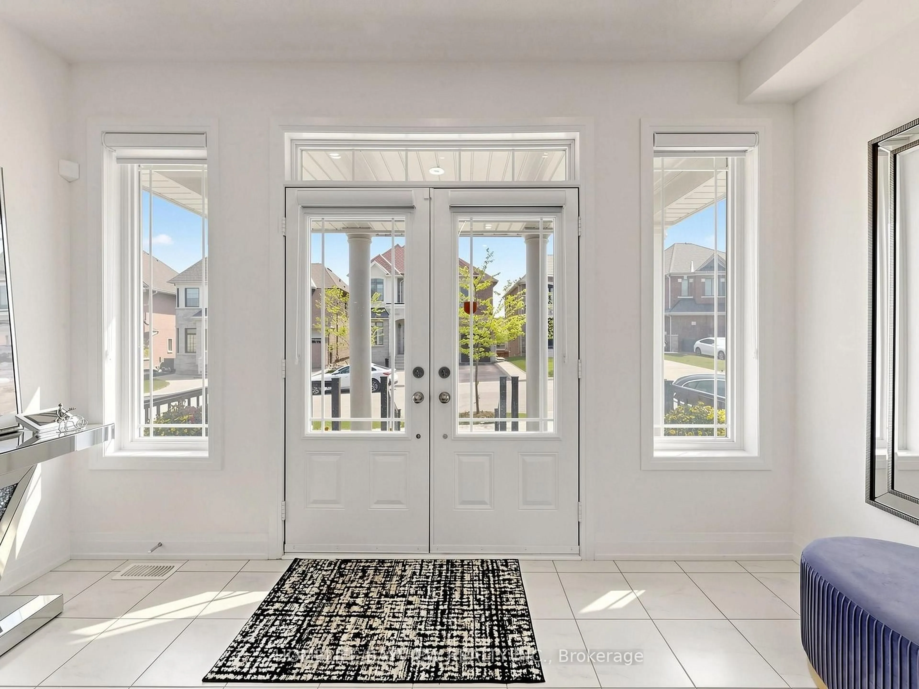 Indoor entryway for 62 Pear Blossom Way, East Gwillimbury Ontario L9N 0S9