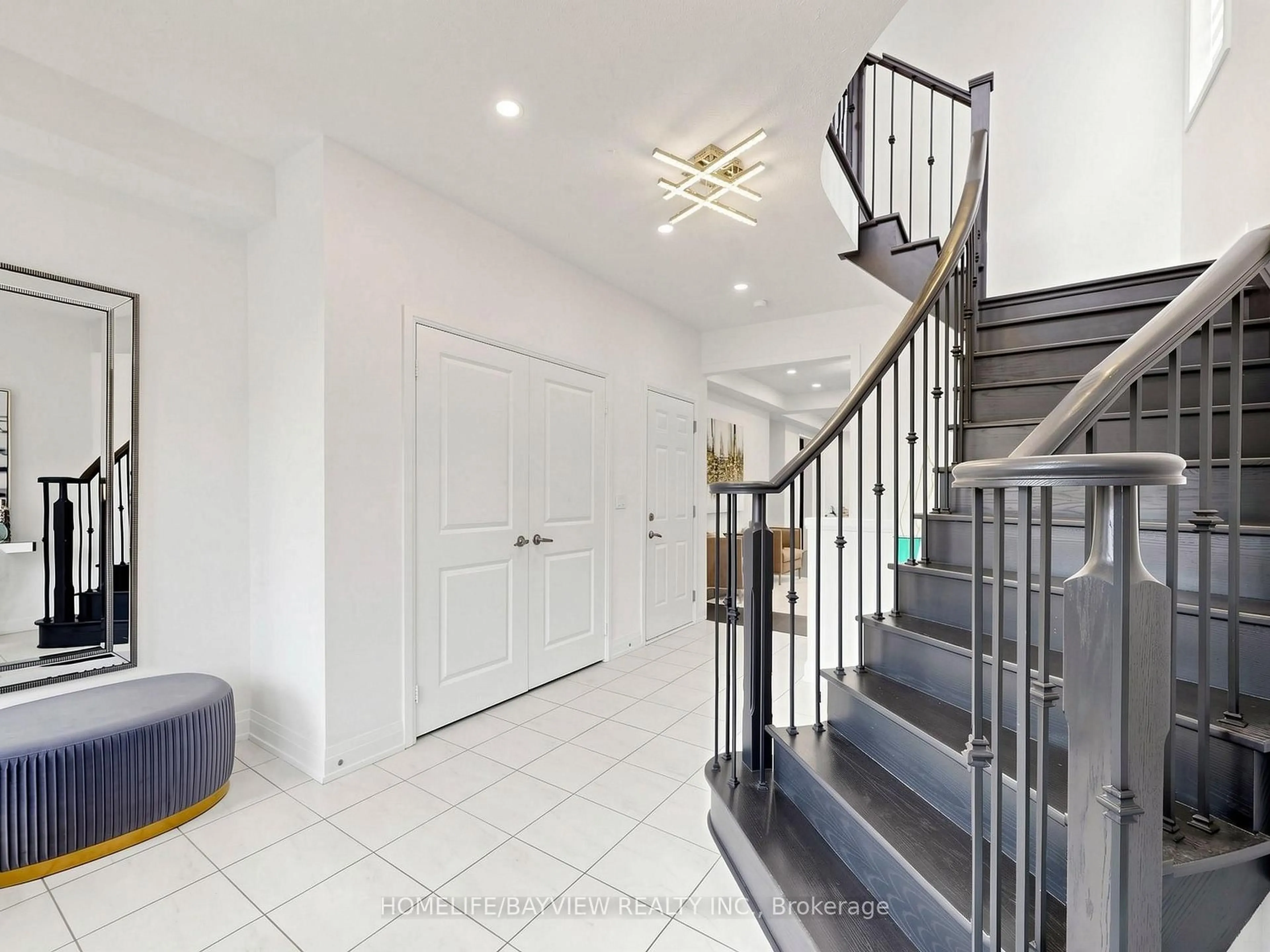 Indoor foyer for 62 Pear Blossom Way, East Gwillimbury Ontario L9N 0S9
