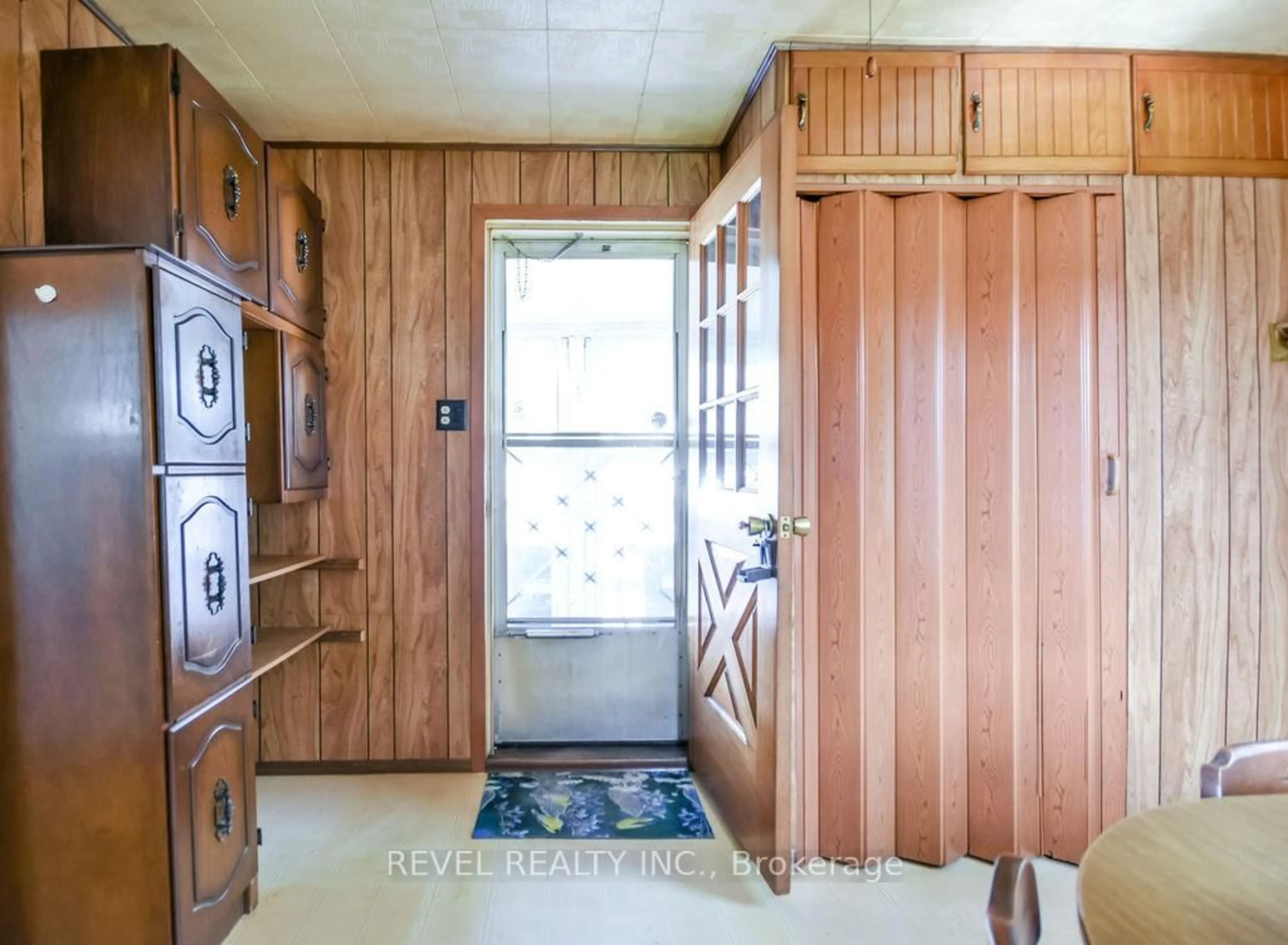 Indoor entryway for 110 Queen St, Essa Ontario L0M 1B0