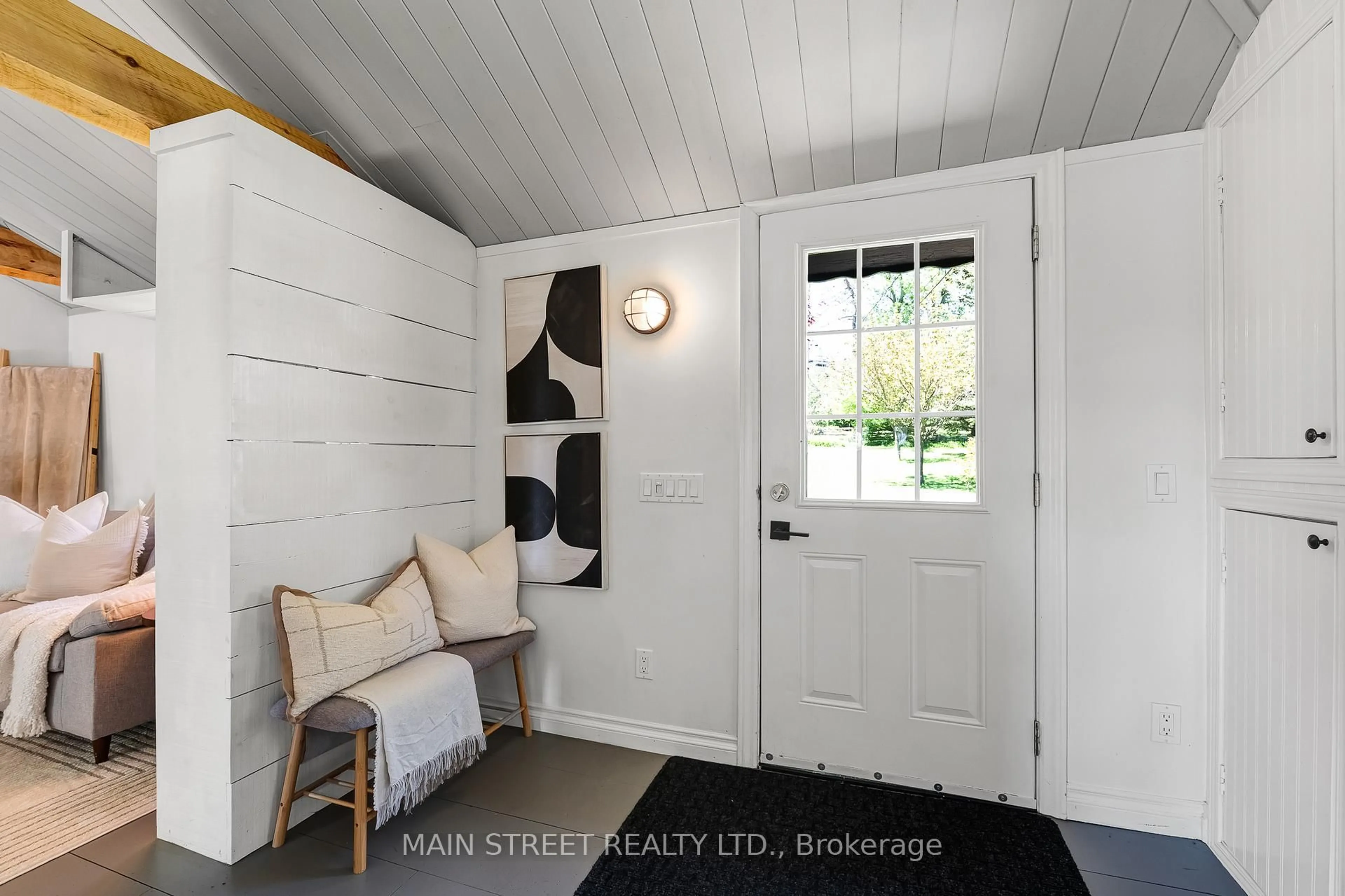 Indoor entryway for 73 Cedarvale Blvd, Whitchurch-Stouffville Ontario L4A 7X3