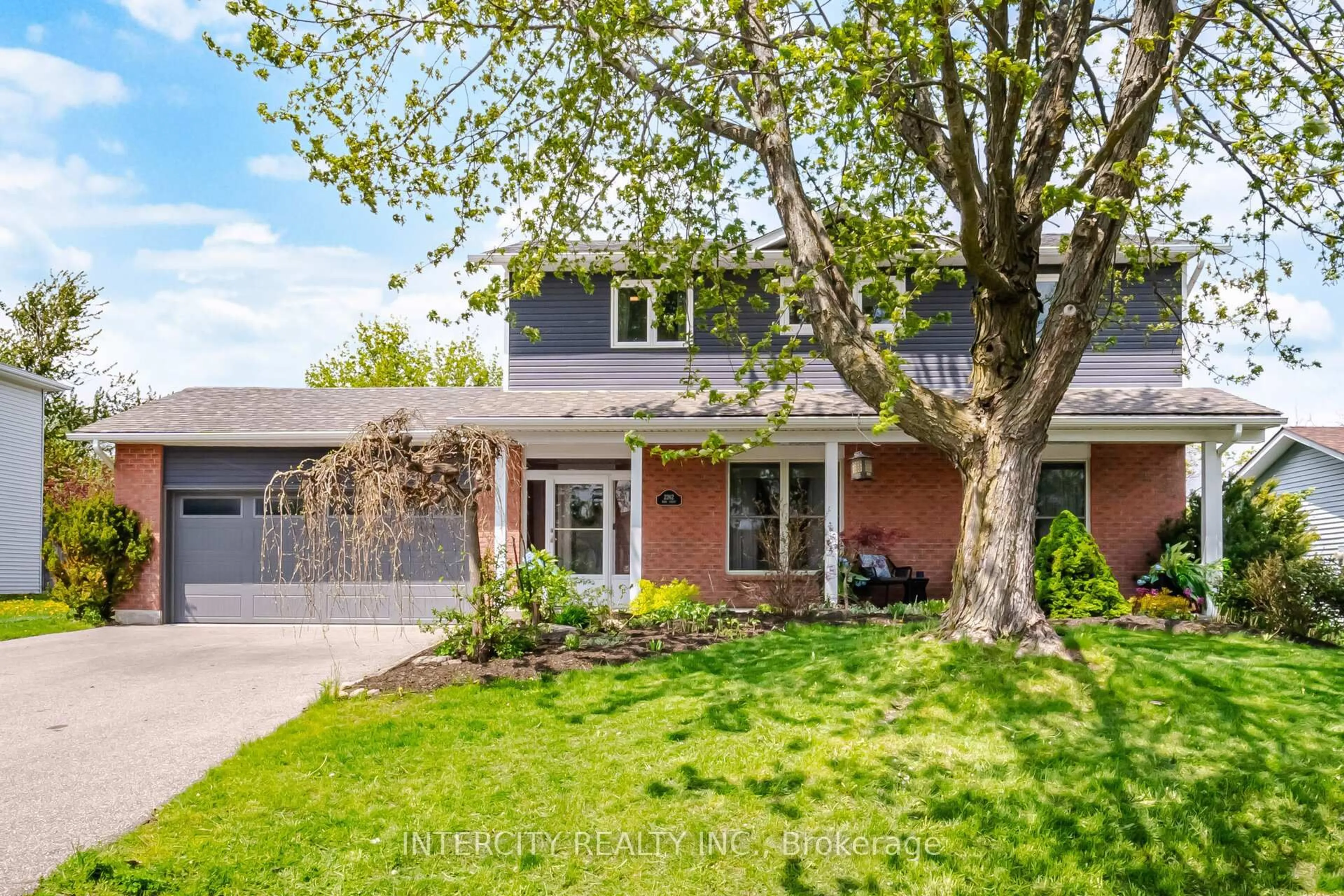 Unknown for 2262 Webb St, Innisfil Ontario L9S 1K7