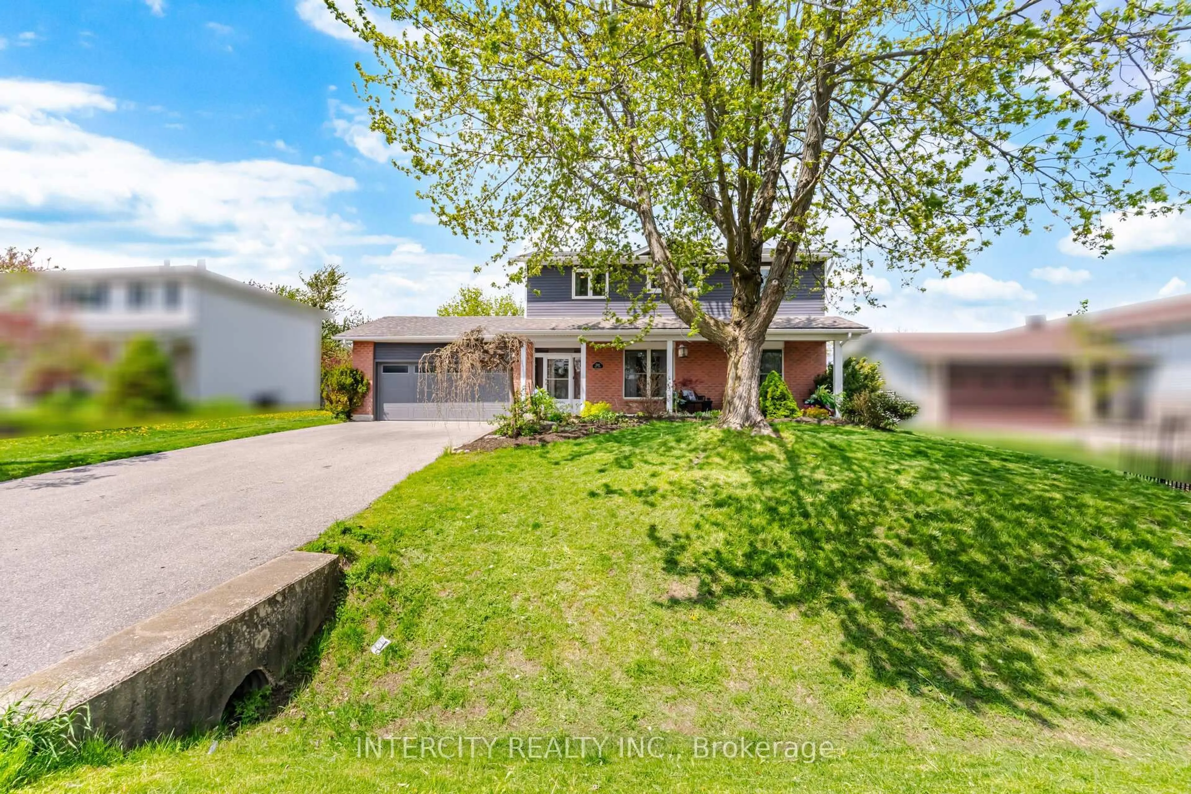A pic from outside/outdoor area/front of a property/back of a property/a pic from drone, street for 2262 Webb St, Innisfil Ontario L9S 1K7