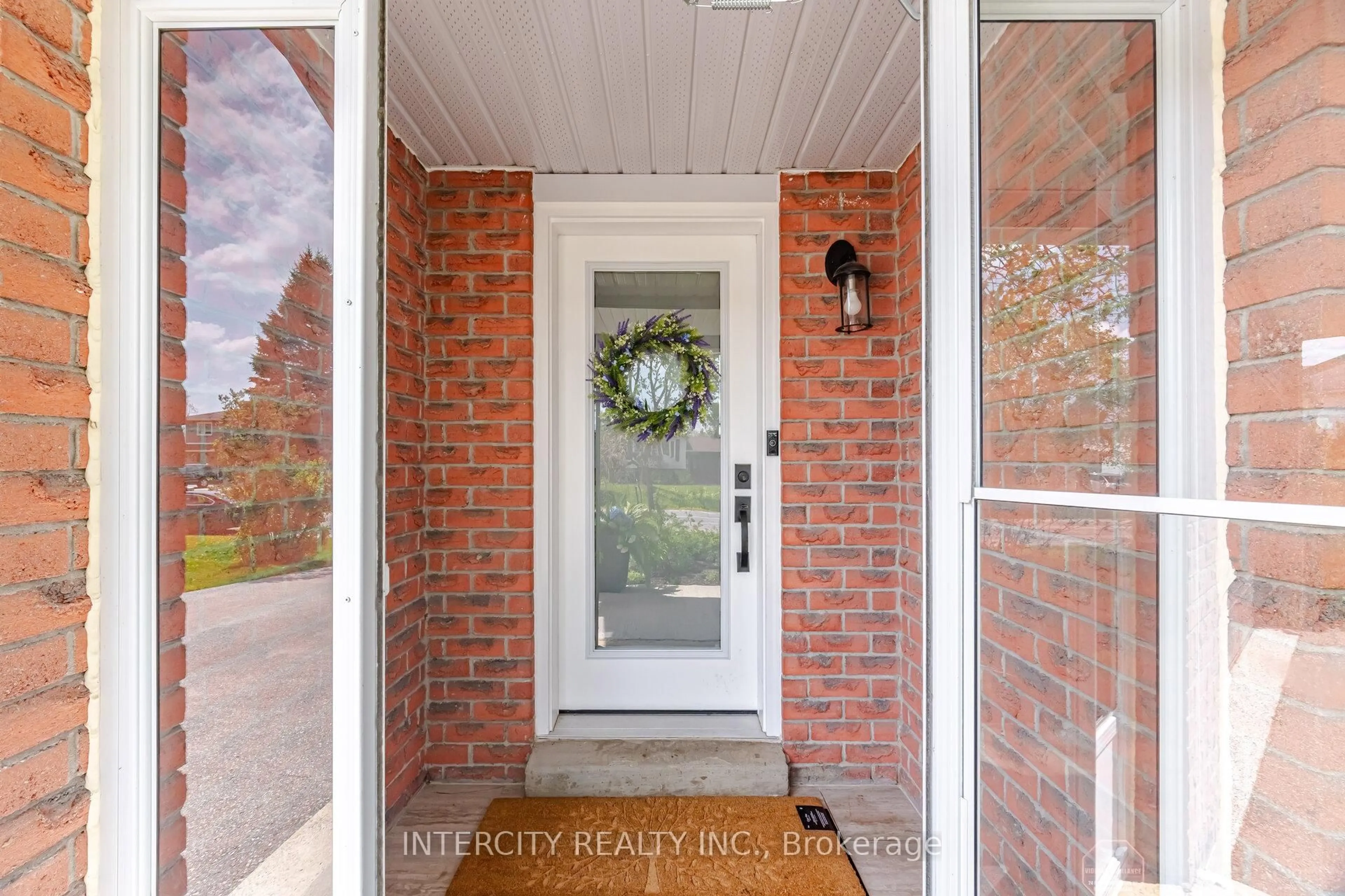 Indoor entryway for 2262 Webb St, Innisfil Ontario L9S 1K7