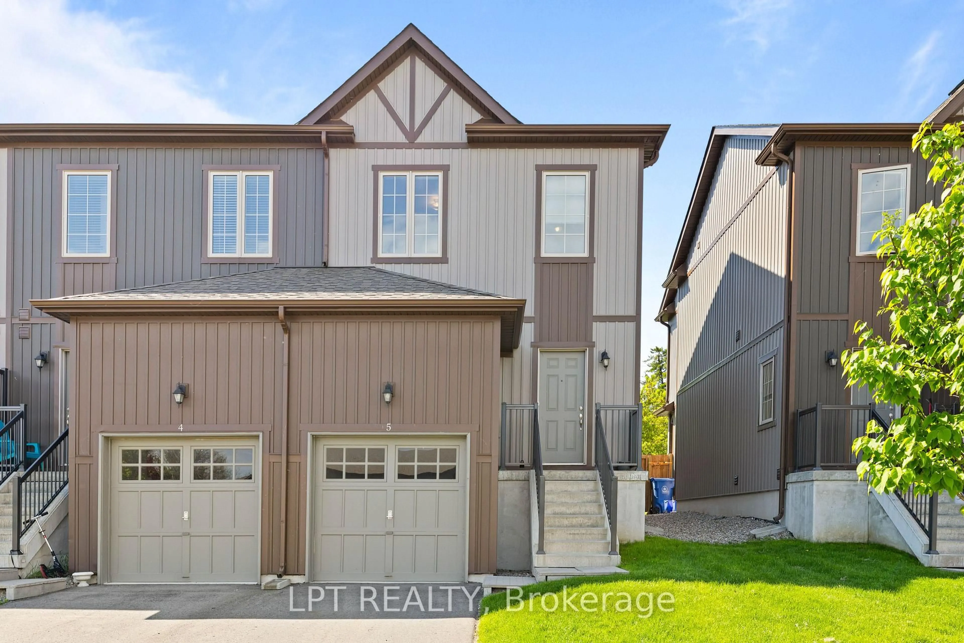 Home with vinyl exterior material, street for 110 Grew Blvd #TH05, Georgina Ontario L0E 1L0