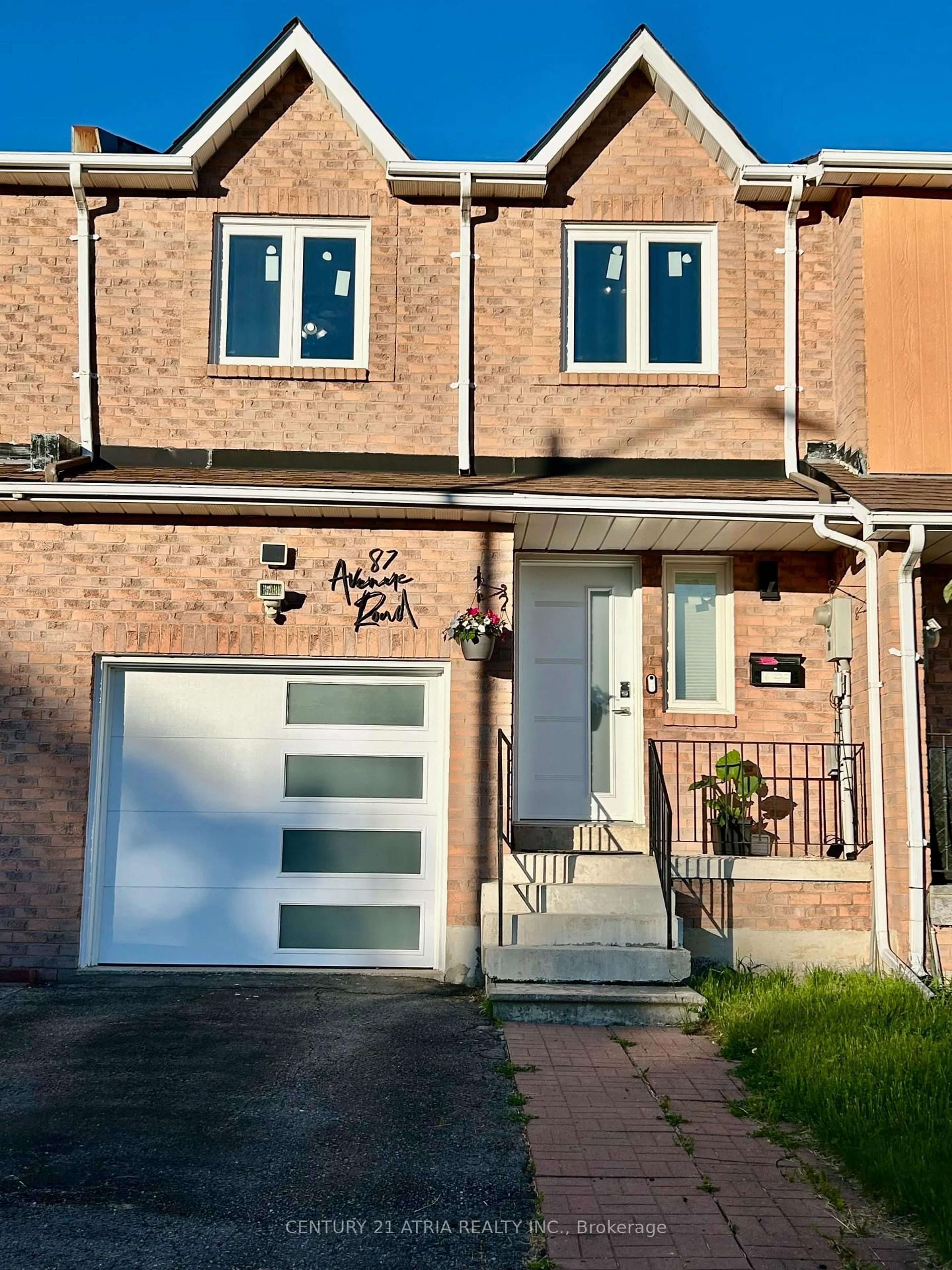 Home with brick exterior material, street for 87 Avenue Rd, Richmond Hill Ontario L4C 9N6