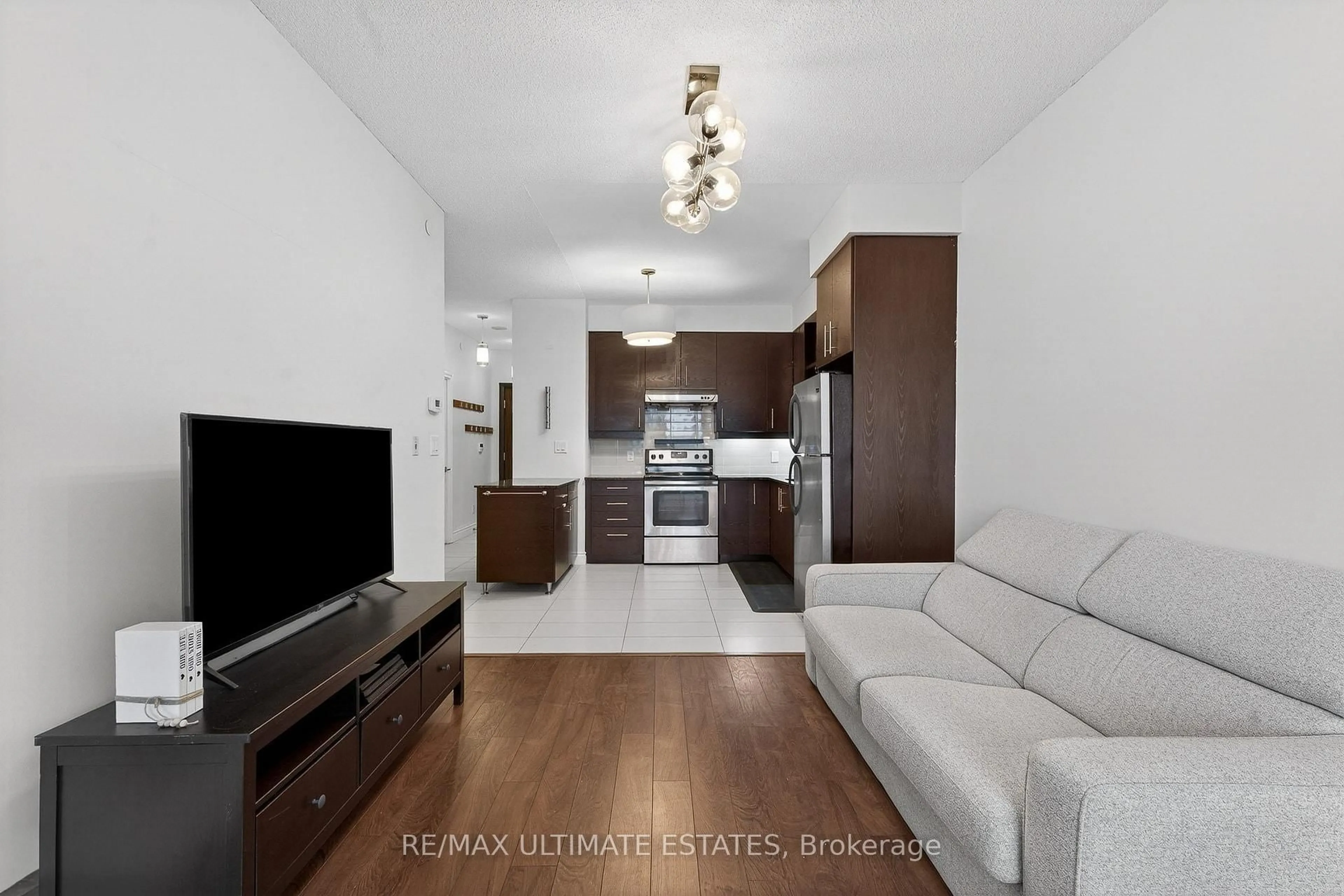 Living room with furniture, wood/laminate floor for 325 South Park Rd #519, Markham Ontario L3T 7W2