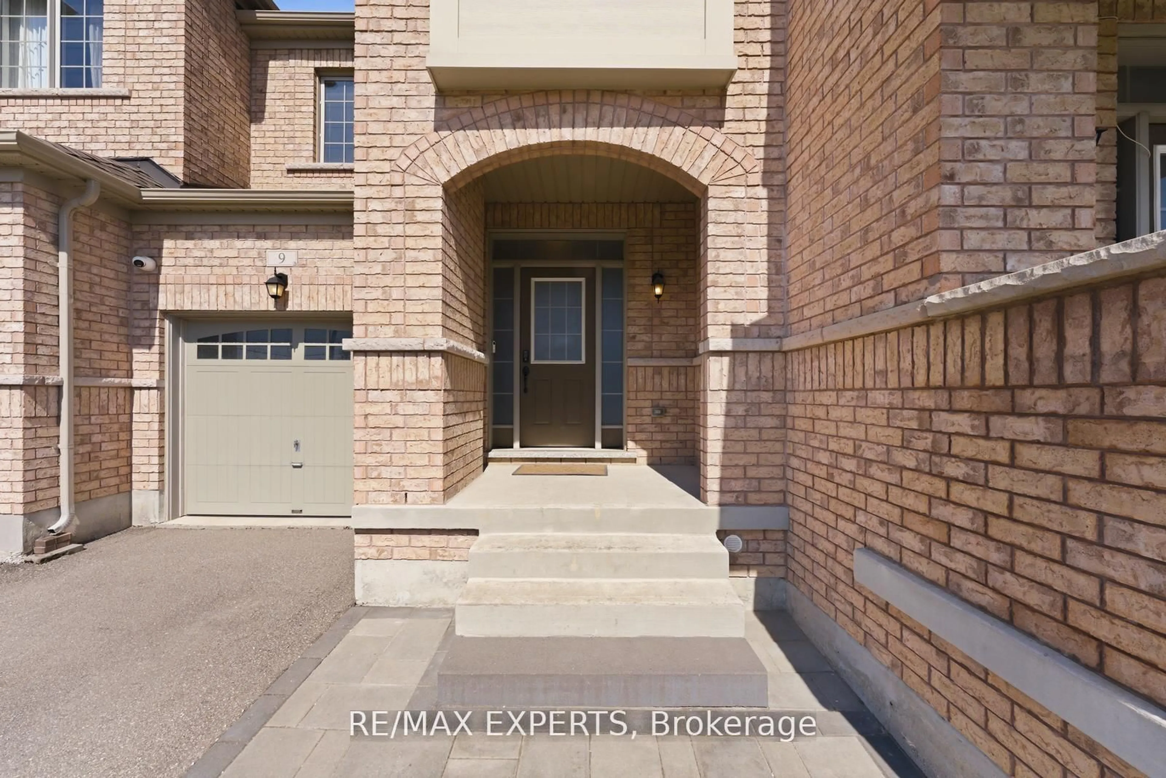Indoor entryway for 9 Port Arthur Cres, Richmond Hill Ontario L4E 1B5