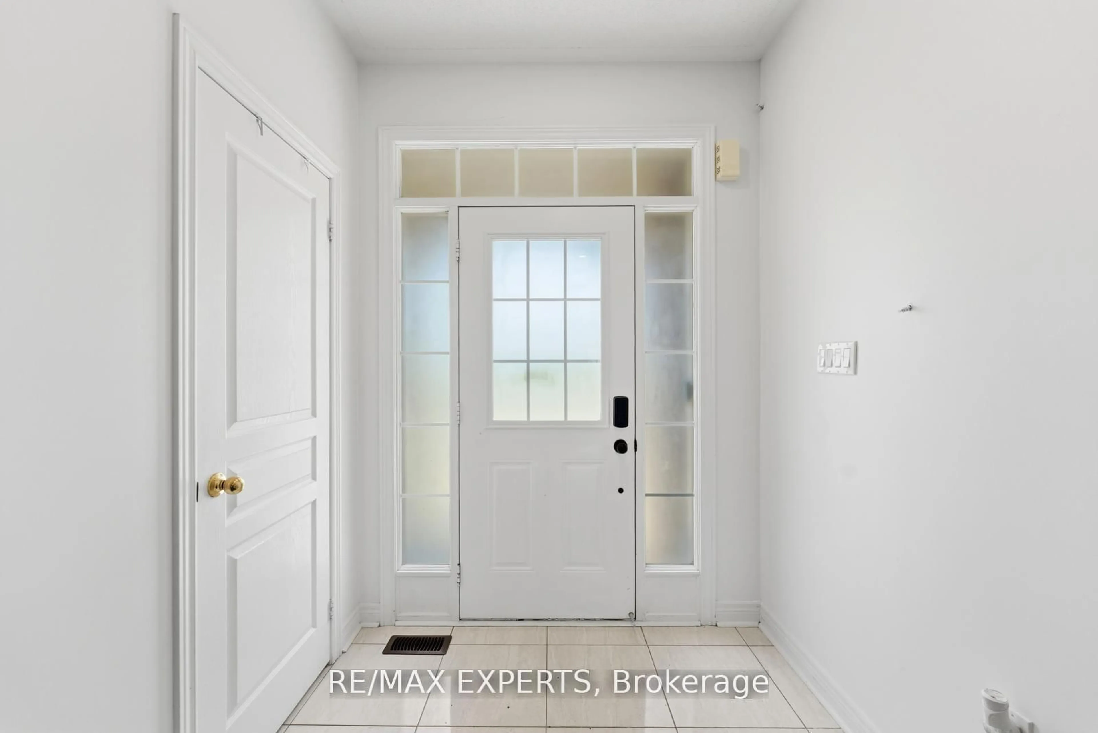 Indoor entryway for 9 Port Arthur Cres, Richmond Hill Ontario L4E 1B5