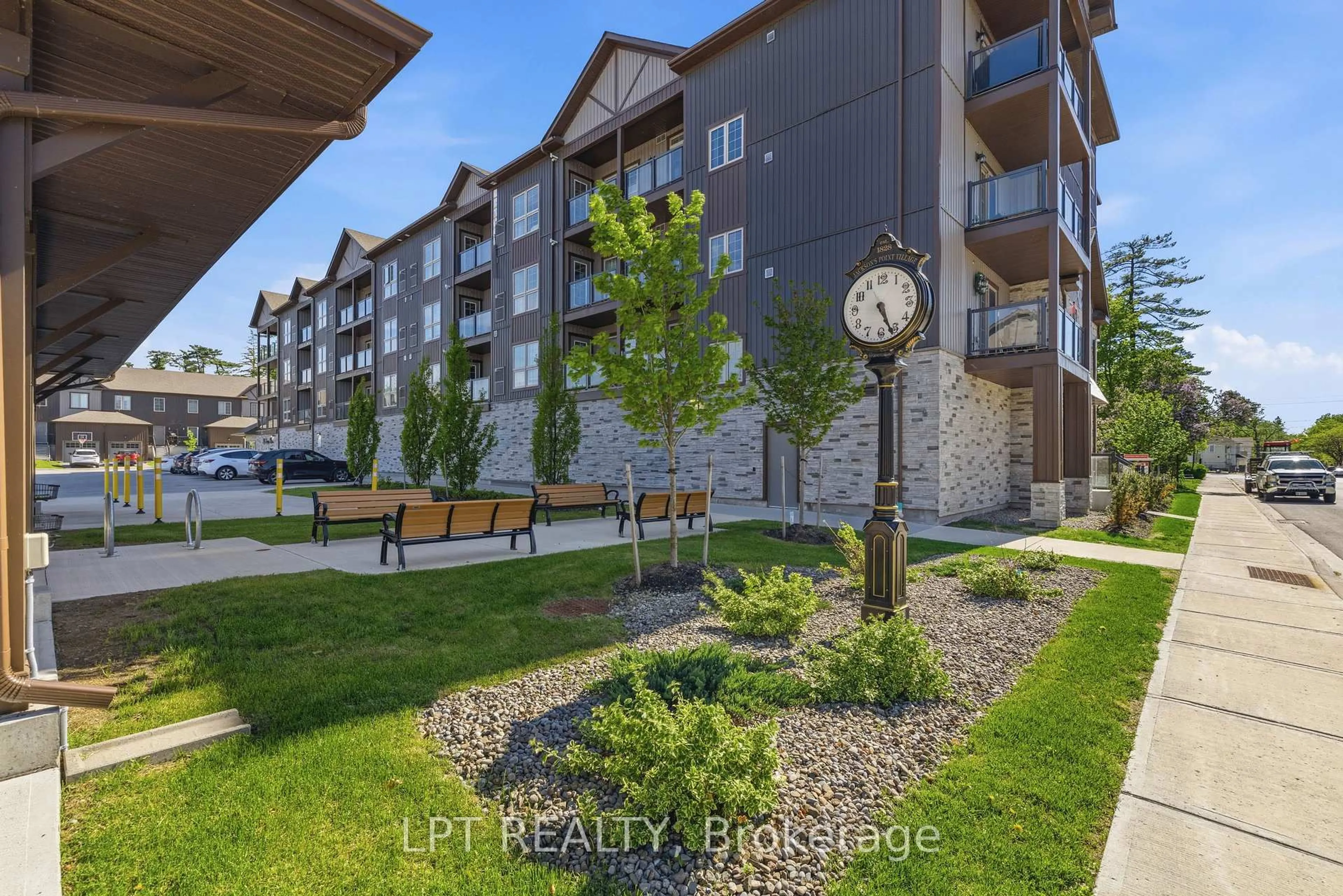 Patio, unknown for 110 Grew Blvd #303, Georgina Ontario L0E 1L0