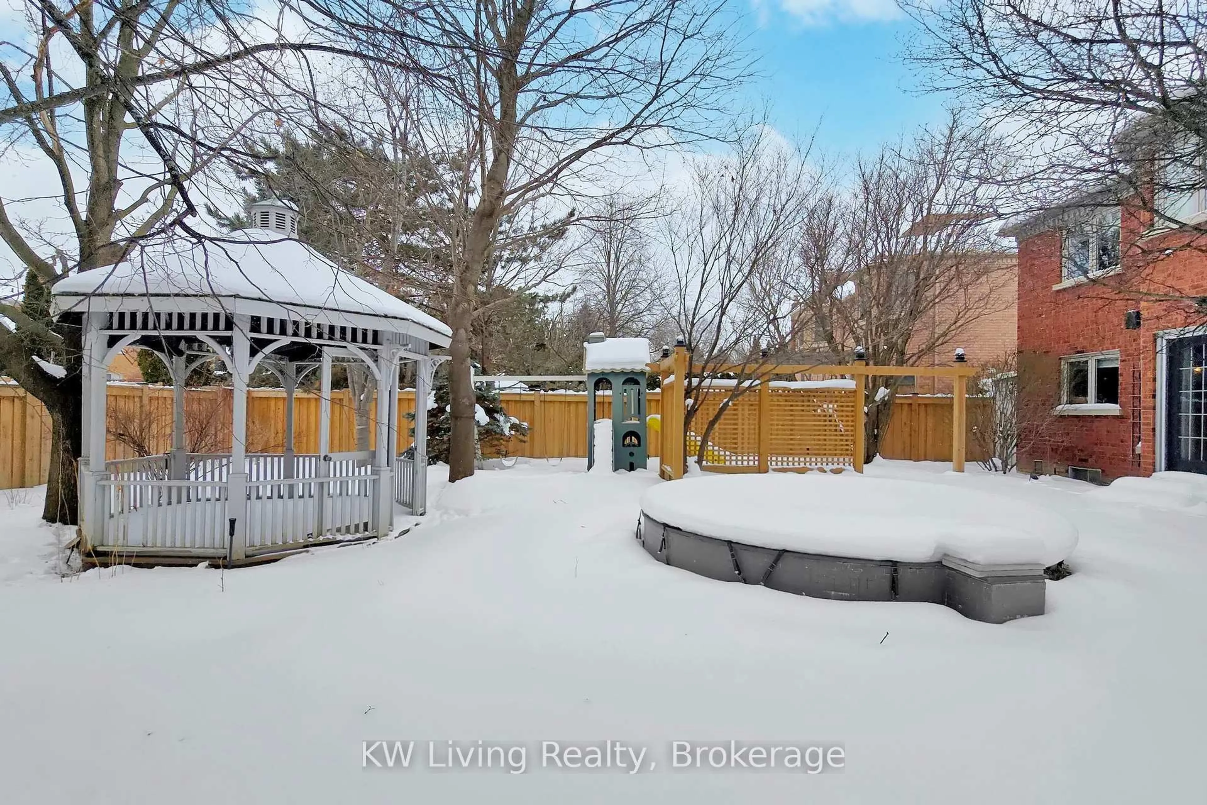 Patio, street for 24 Highview Cres, Richmond Hill Ontario L4B 2T7