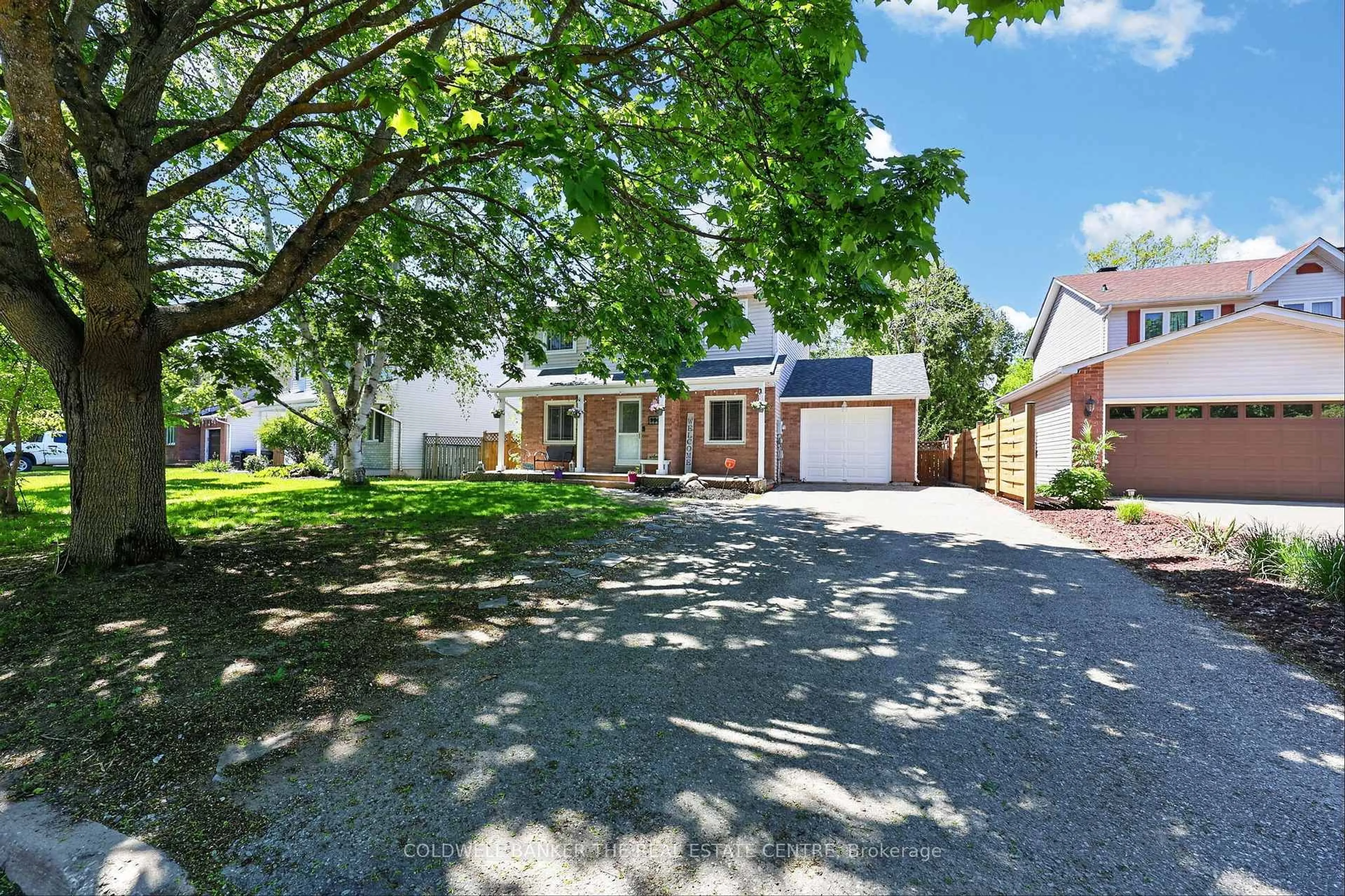 A pic from outside/outdoor area/front of a property/back of a property/a pic from drone, street for 990 Anna Maria Ave, Innisfil Ontario L9S 1V5