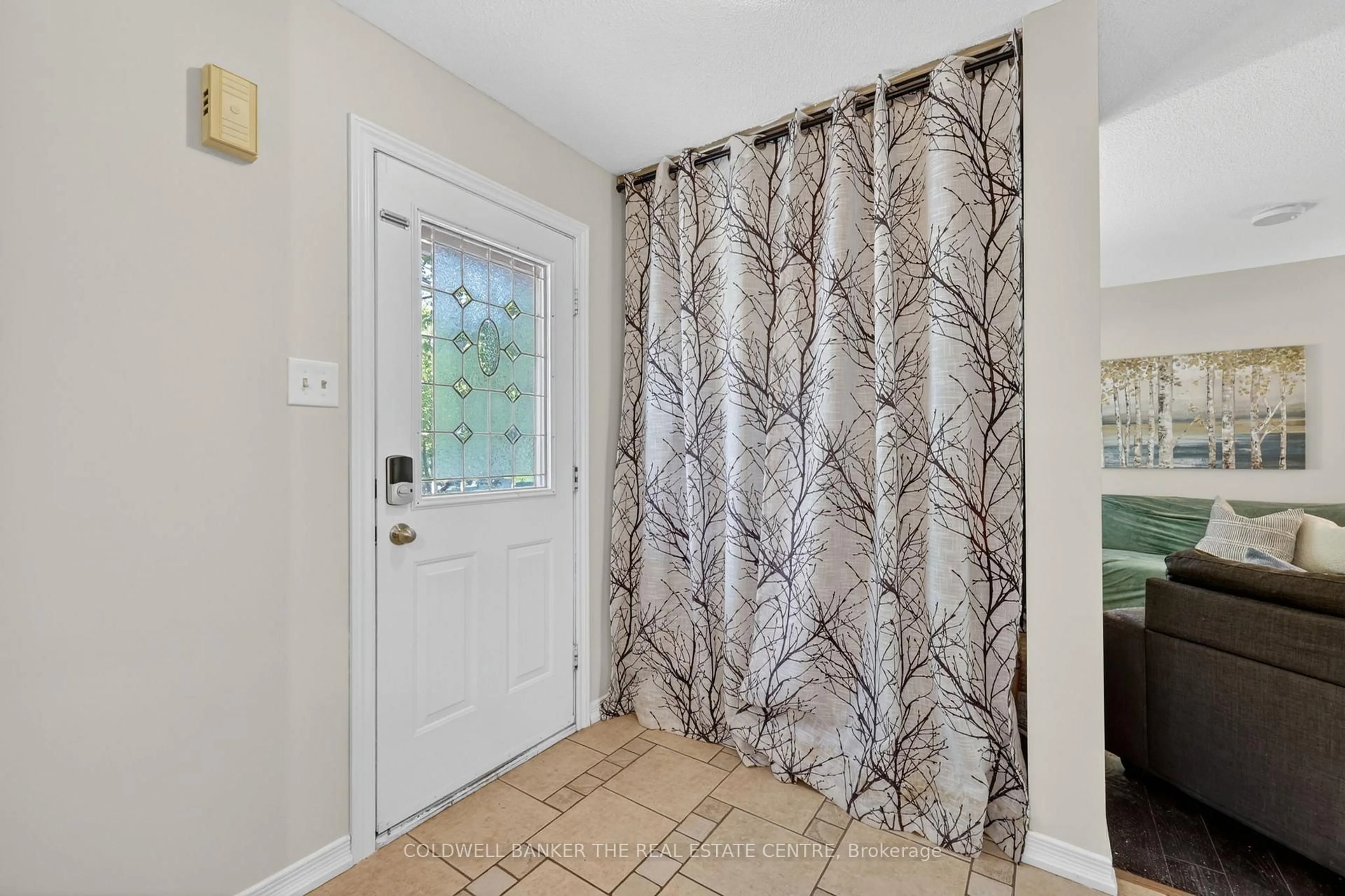 Indoor entryway for 990 Anna Maria Ave, Innisfil Ontario L9S 1V5