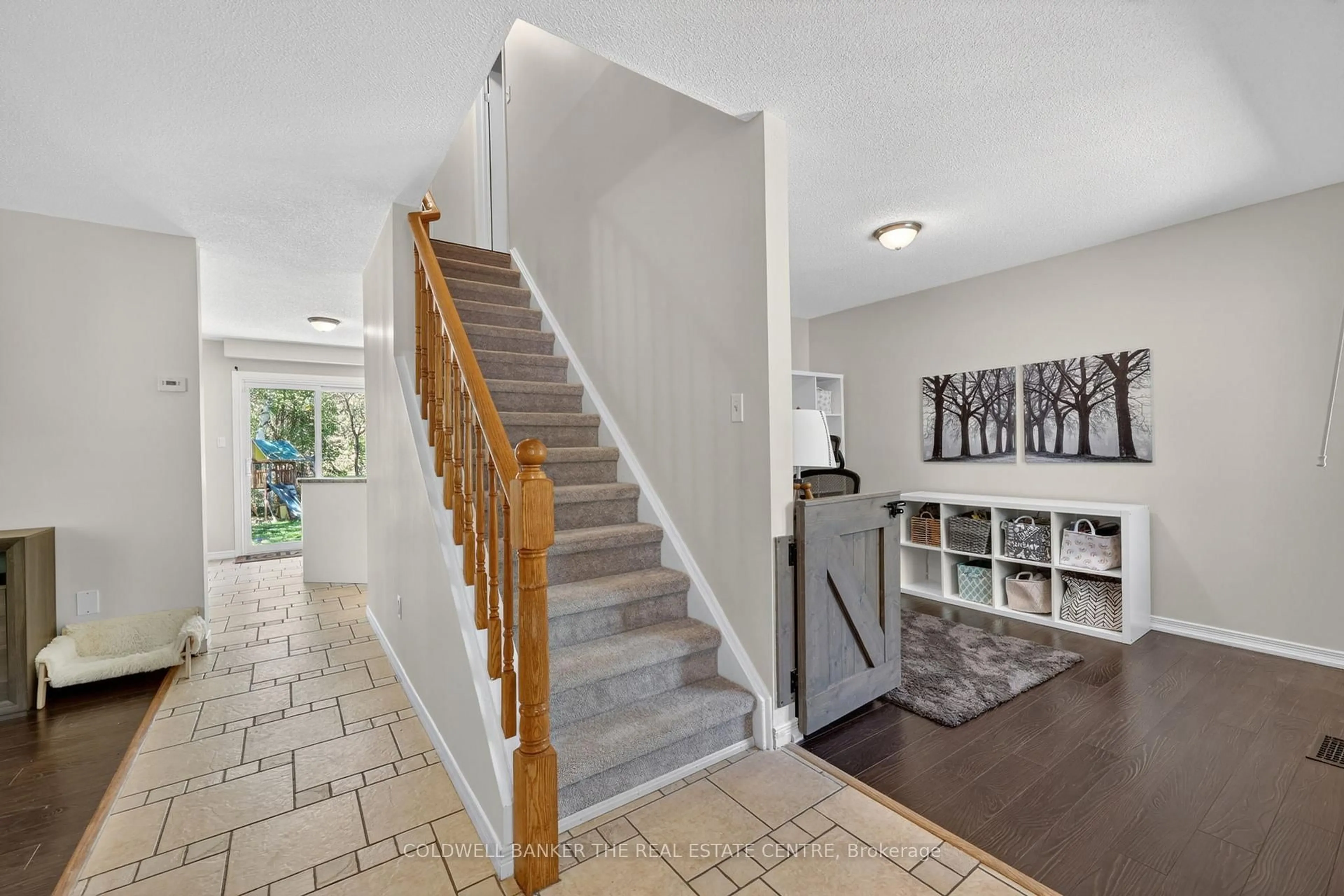 Indoor entryway for 990 Anna Maria Ave, Innisfil Ontario L9S 1V5