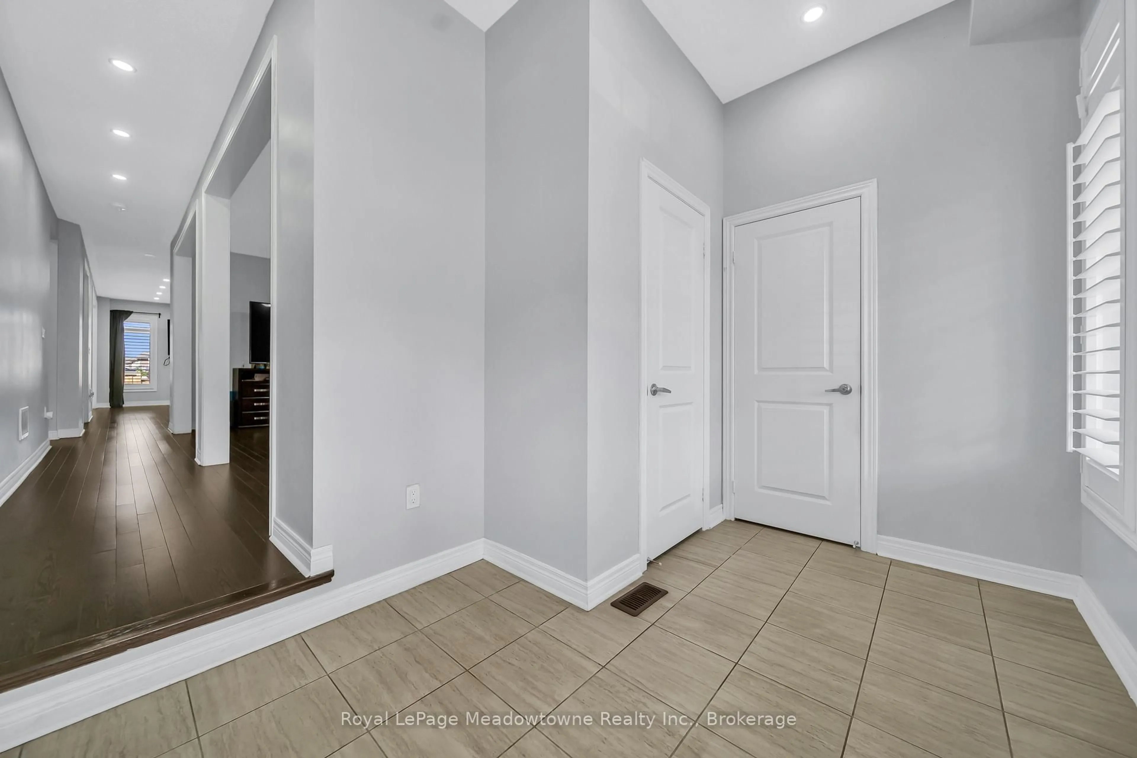 Indoor entryway for 2218 Lozenby St, Innisfil Ontario L9S 0M8
