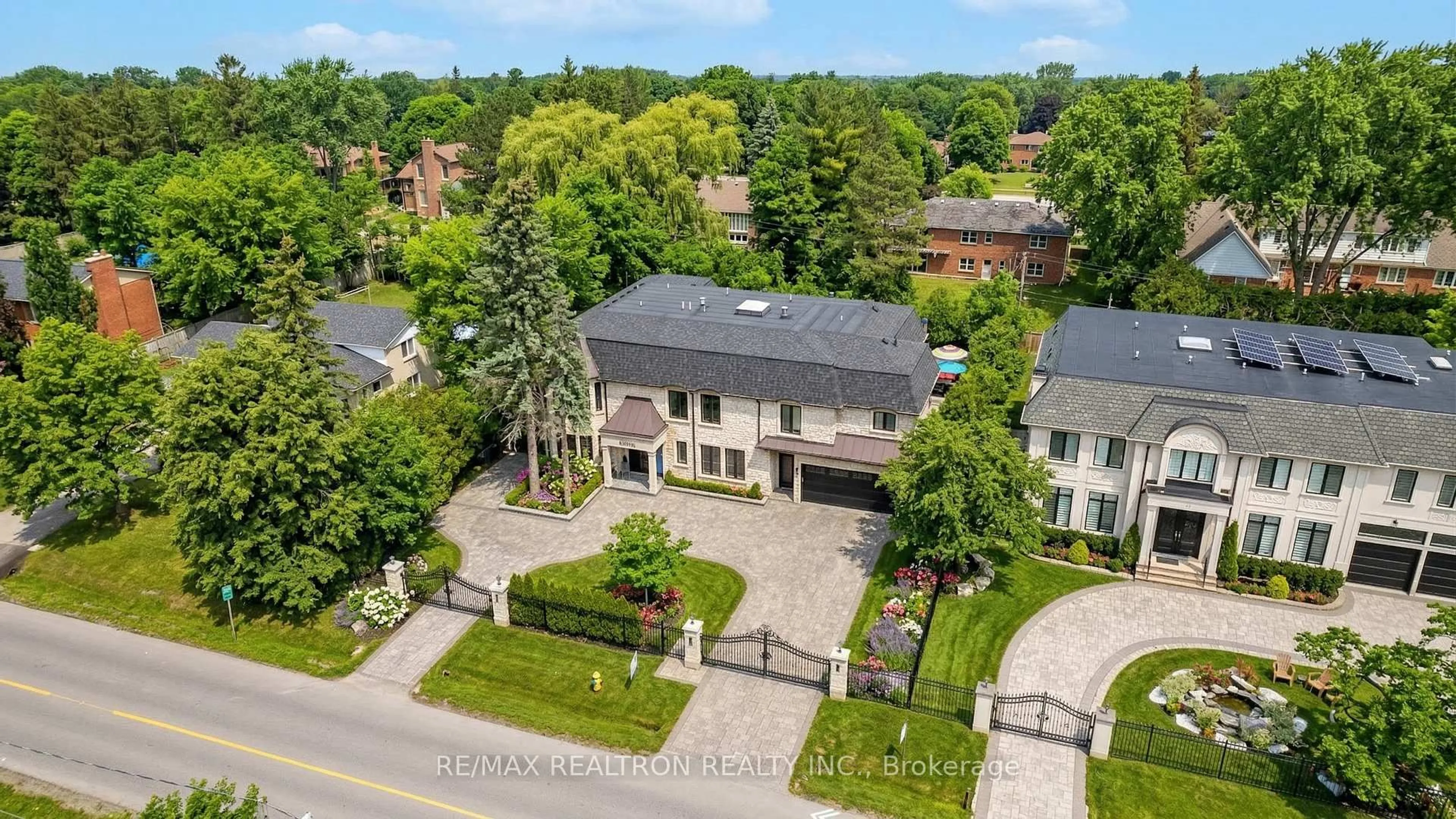 A pic from outside/outdoor area/front of a property/back of a property/a pic from drone, street for 27 Laureleaf Rd, Markham Ontario L3T 2X4