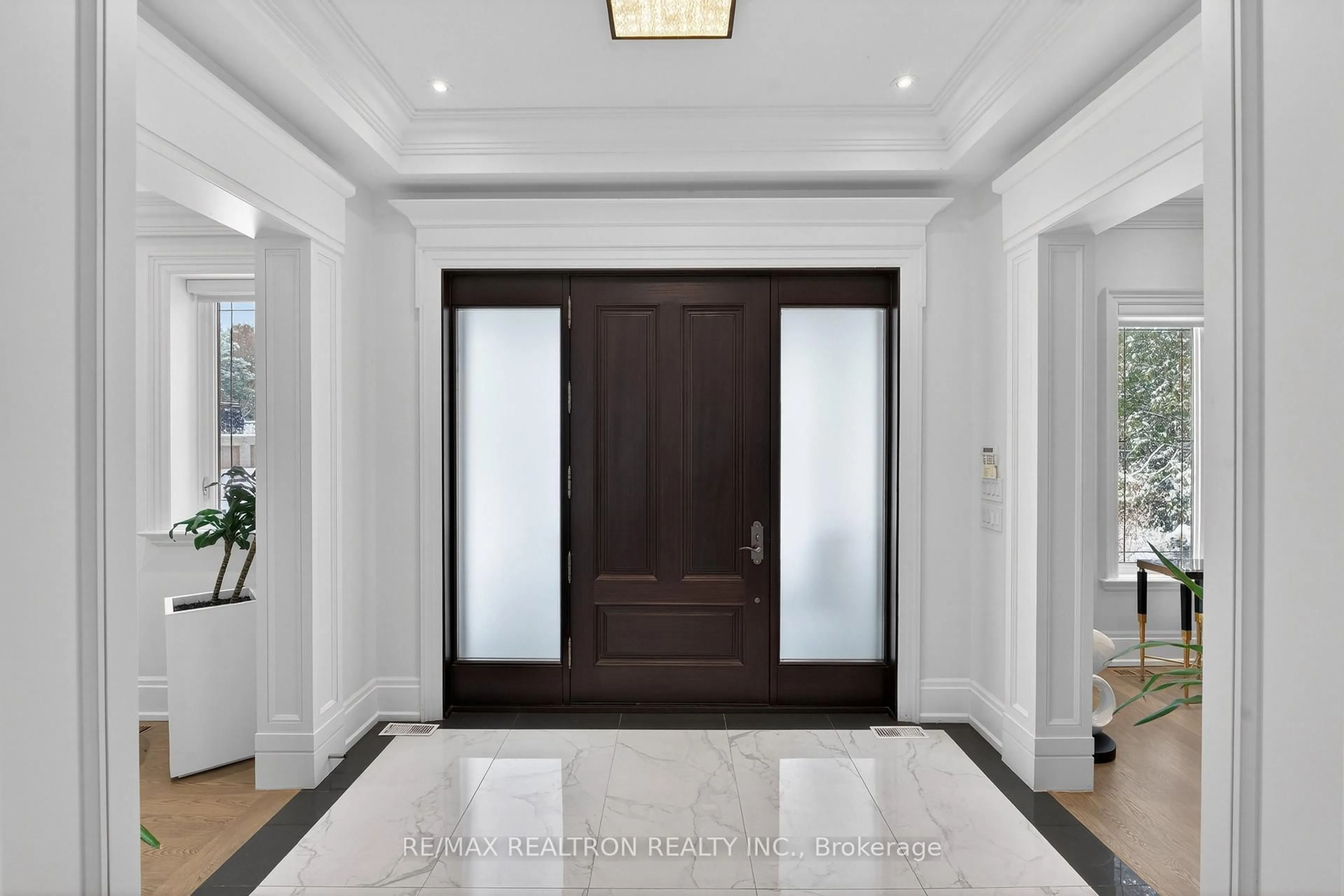 Indoor entryway for 27 Laureleaf Rd, Markham Ontario L3T 2X4