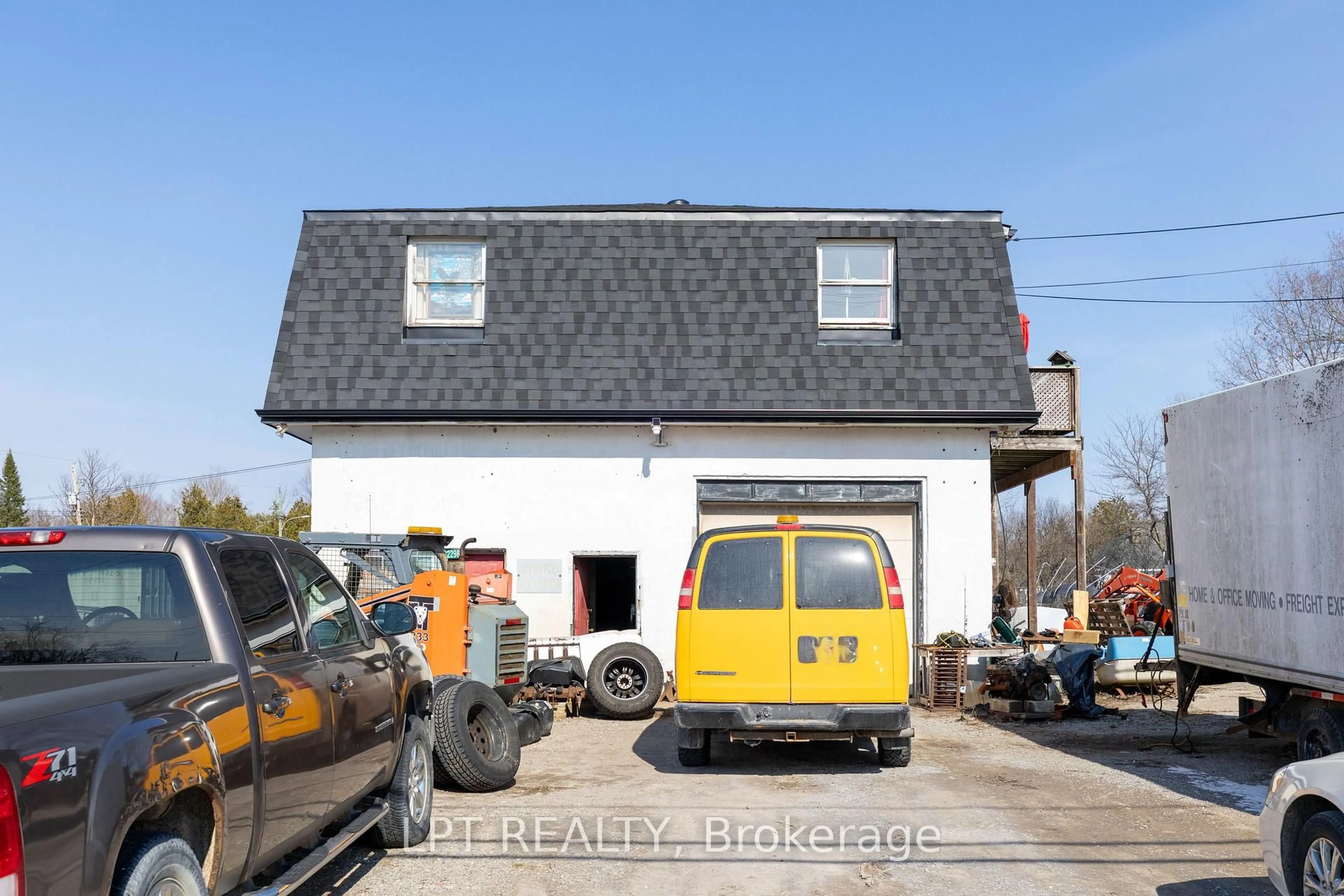 Indoor garage for 22985 Lakeridge Rd, Brock Ontario L0E 1E0