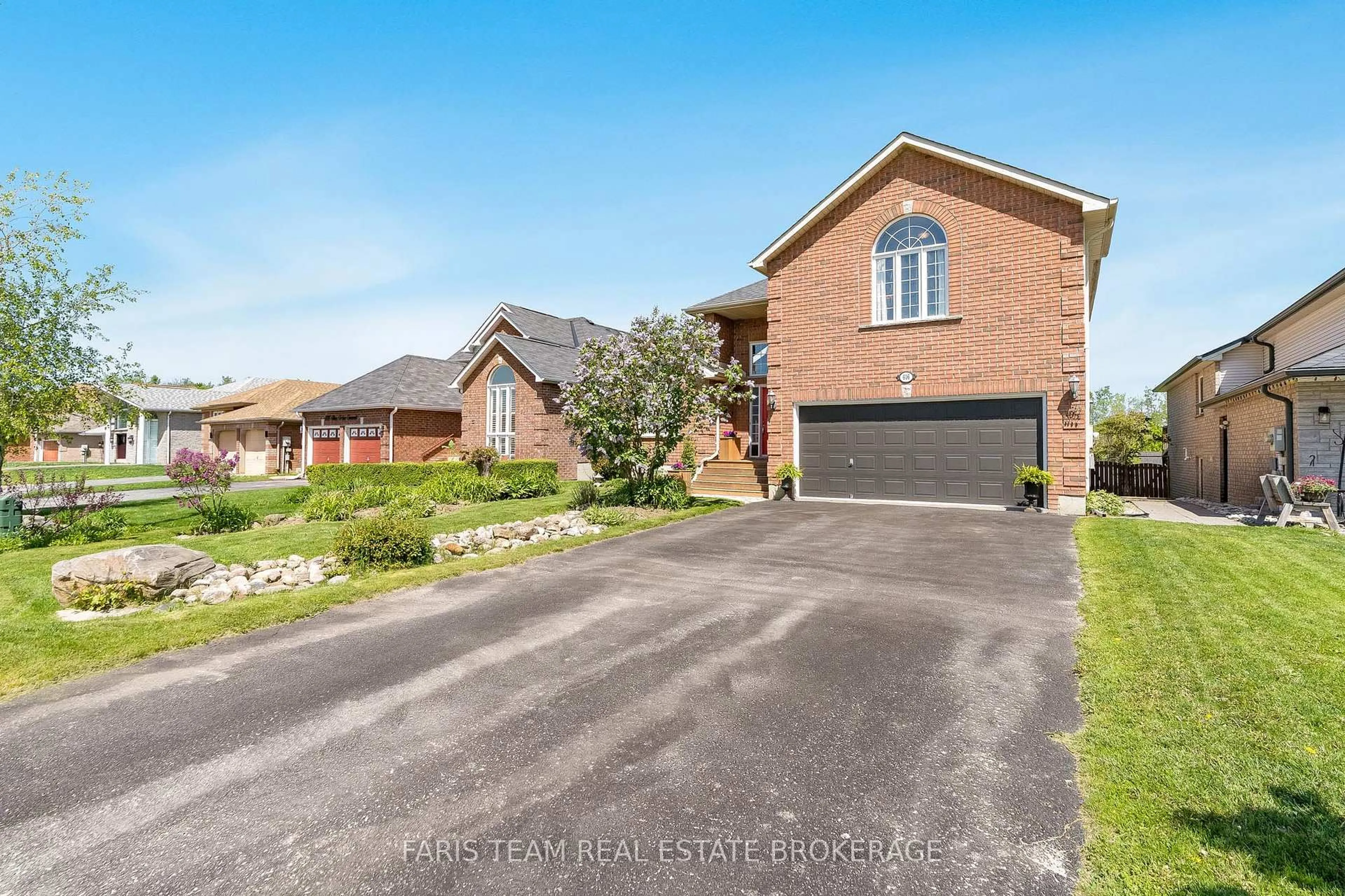 A pic from outside/outdoor area/front of a property/back of a property/a pic from drone, street for 616 Glen Cedar Cres, Innisfil Ontario L9S 2J4