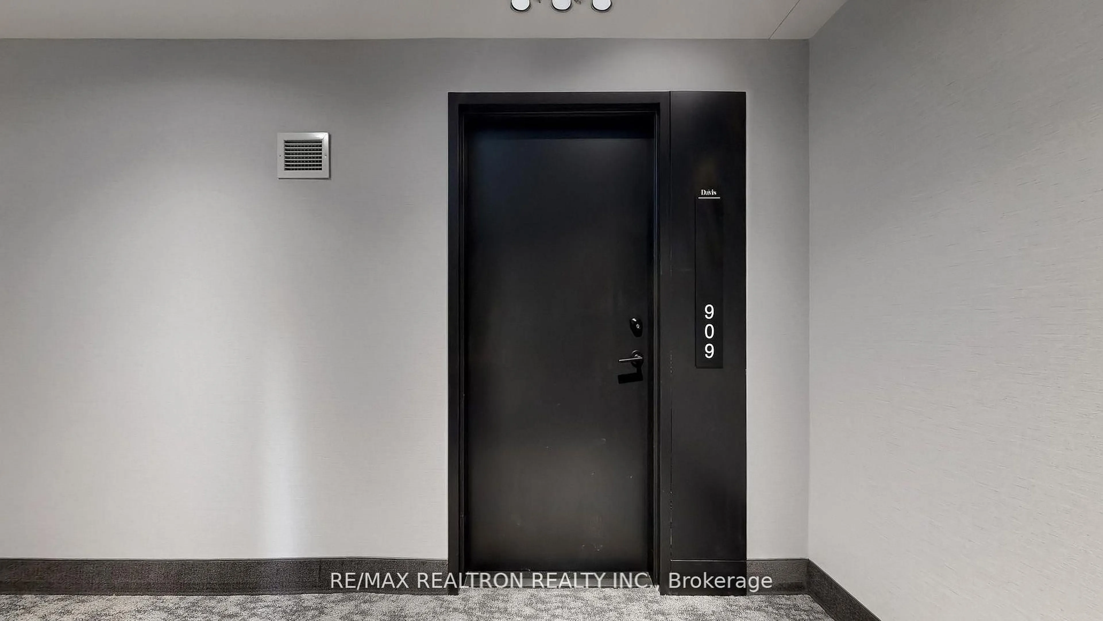 Indoor entryway for 185 Deerfield Rd #909, Newmarket Ontario L3Y 0G7
