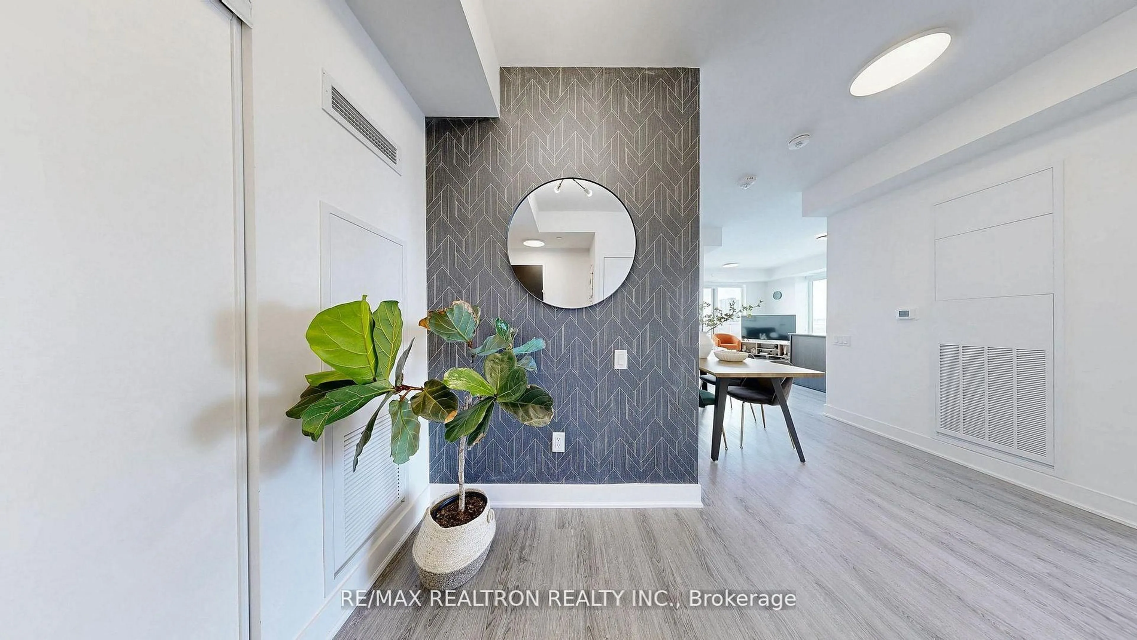 Indoor entryway for 185 Deerfield Rd #909, Newmarket Ontario L3Y 0G7