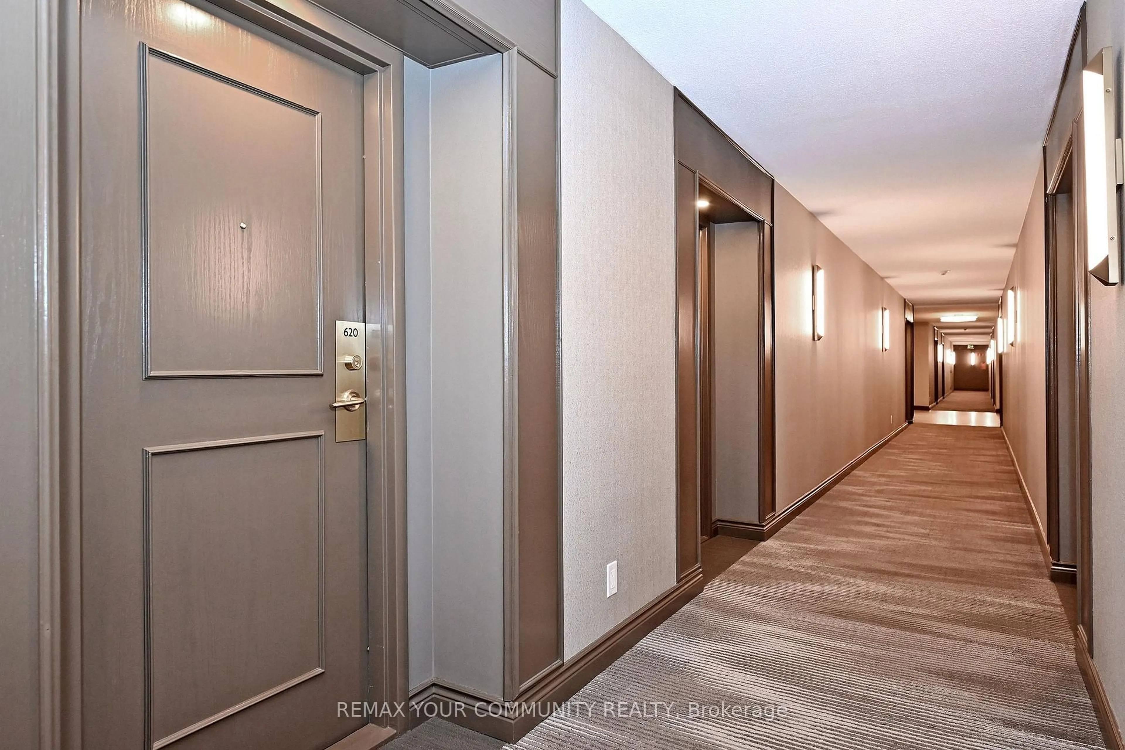 Indoor foyer for 32 Clarissa Dr #620, Richmond Hill Ontario L4C 9R7