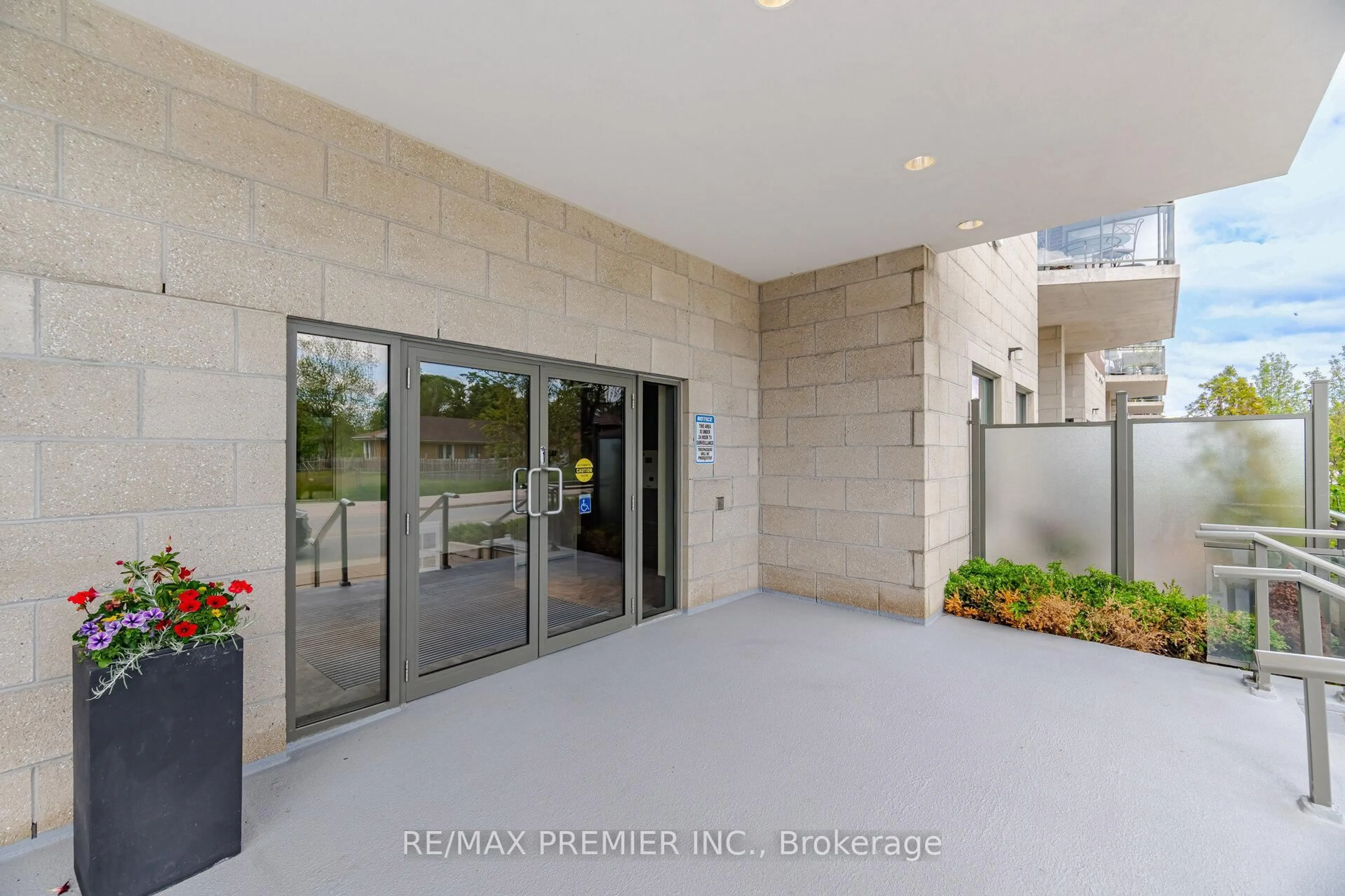Indoor foyer for 86 Woodbridge Ave #305, Vaughan Ontario L4L 1L3