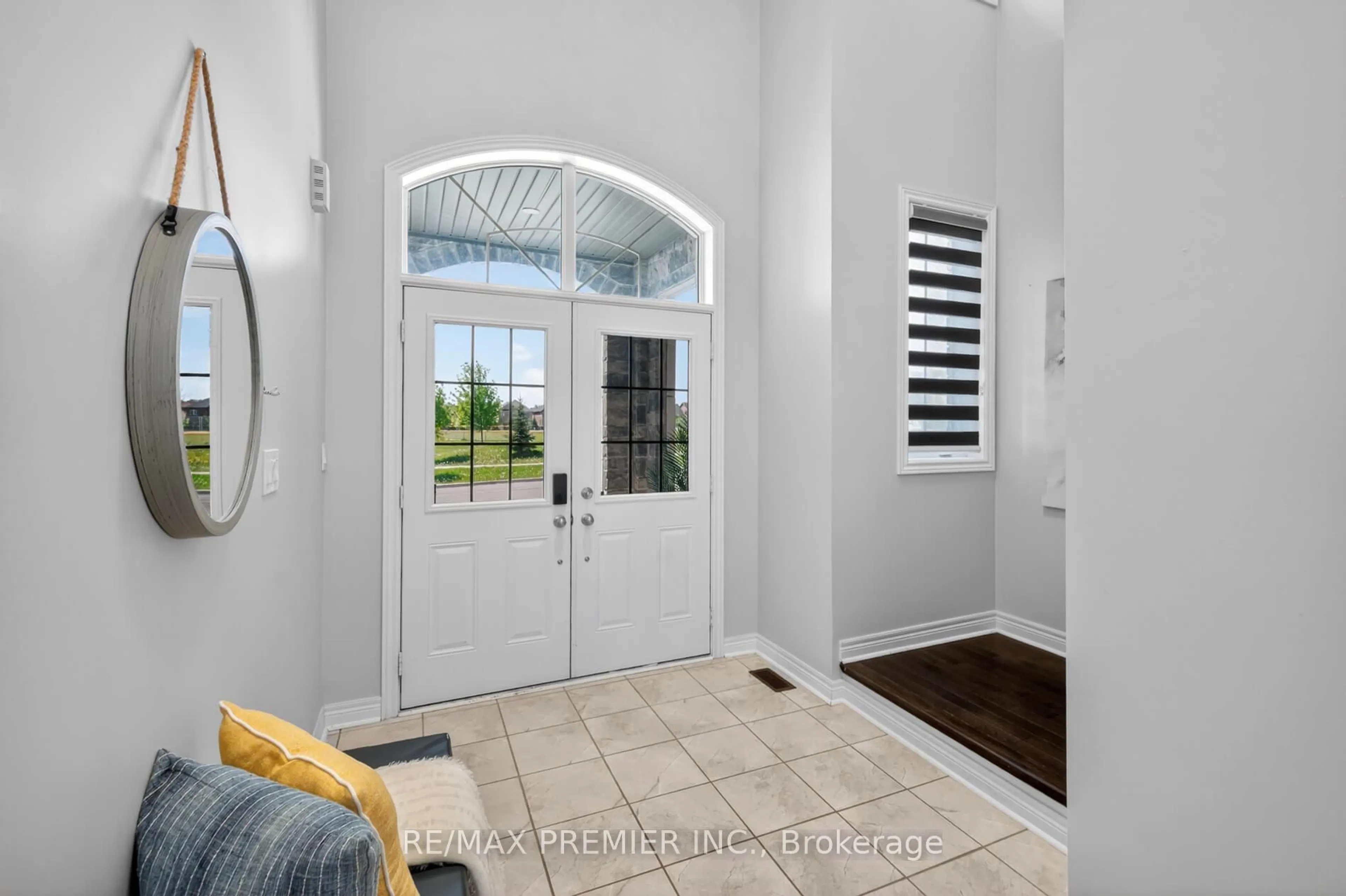 Indoor entryway for 126 Barrow Ave, Bradford West Gwillimbury Ontario L3Z 0X3