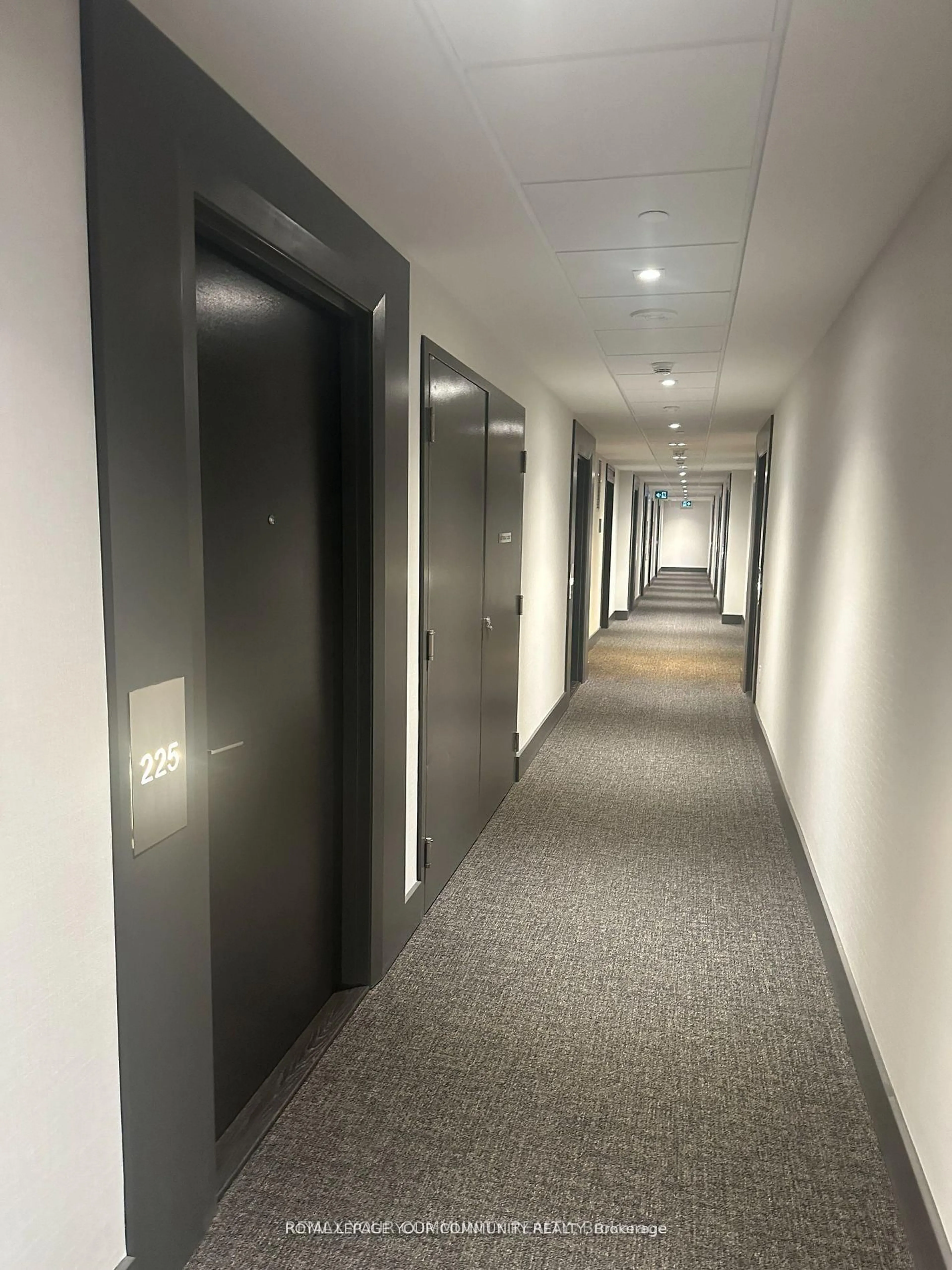 Indoor foyer for 8868 Yonge St #225, Richmond Hill Ontario L4C 1Z8