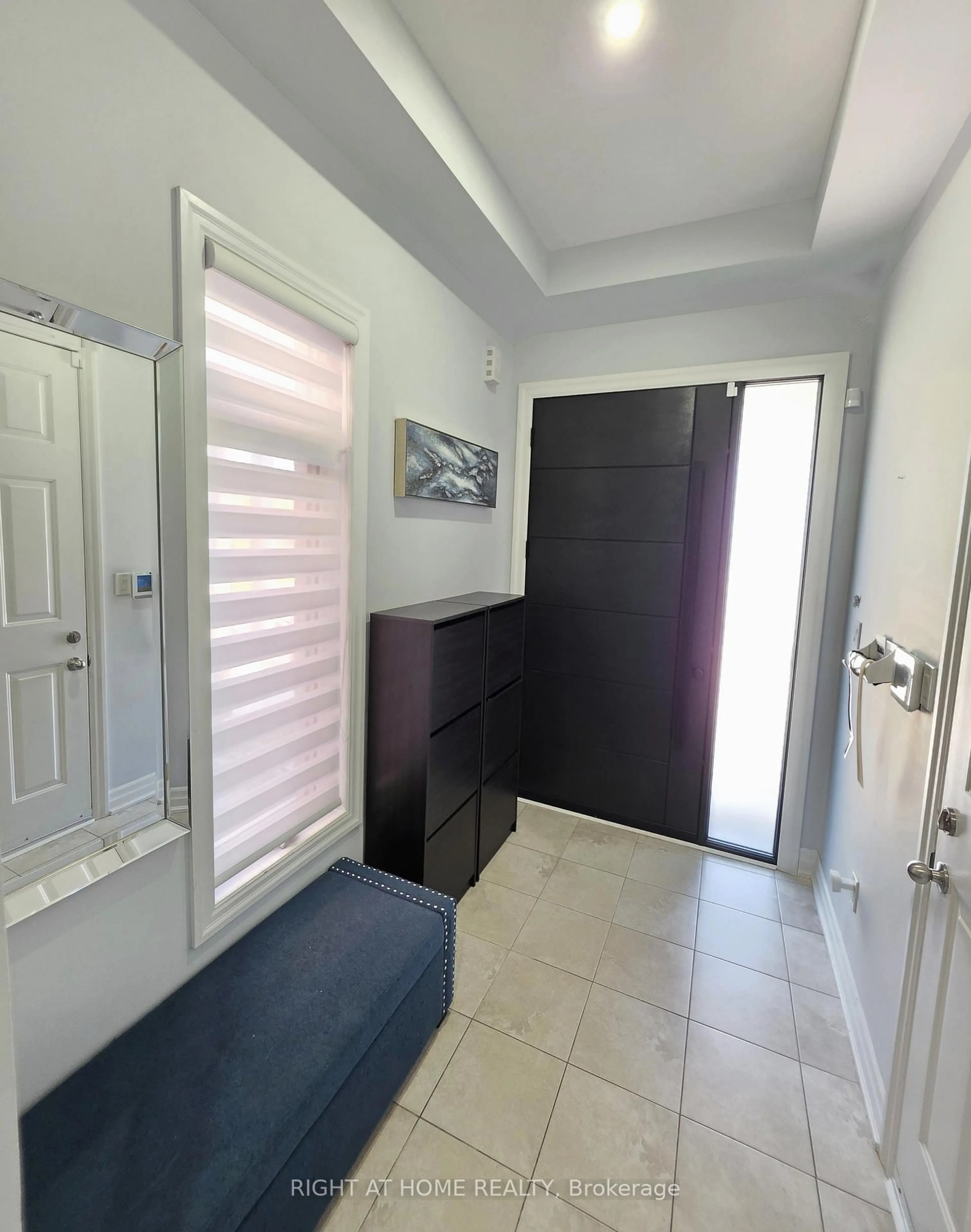 Indoor foyer for 24 Wells Orchard Cres, King Ontario L7B 0C5