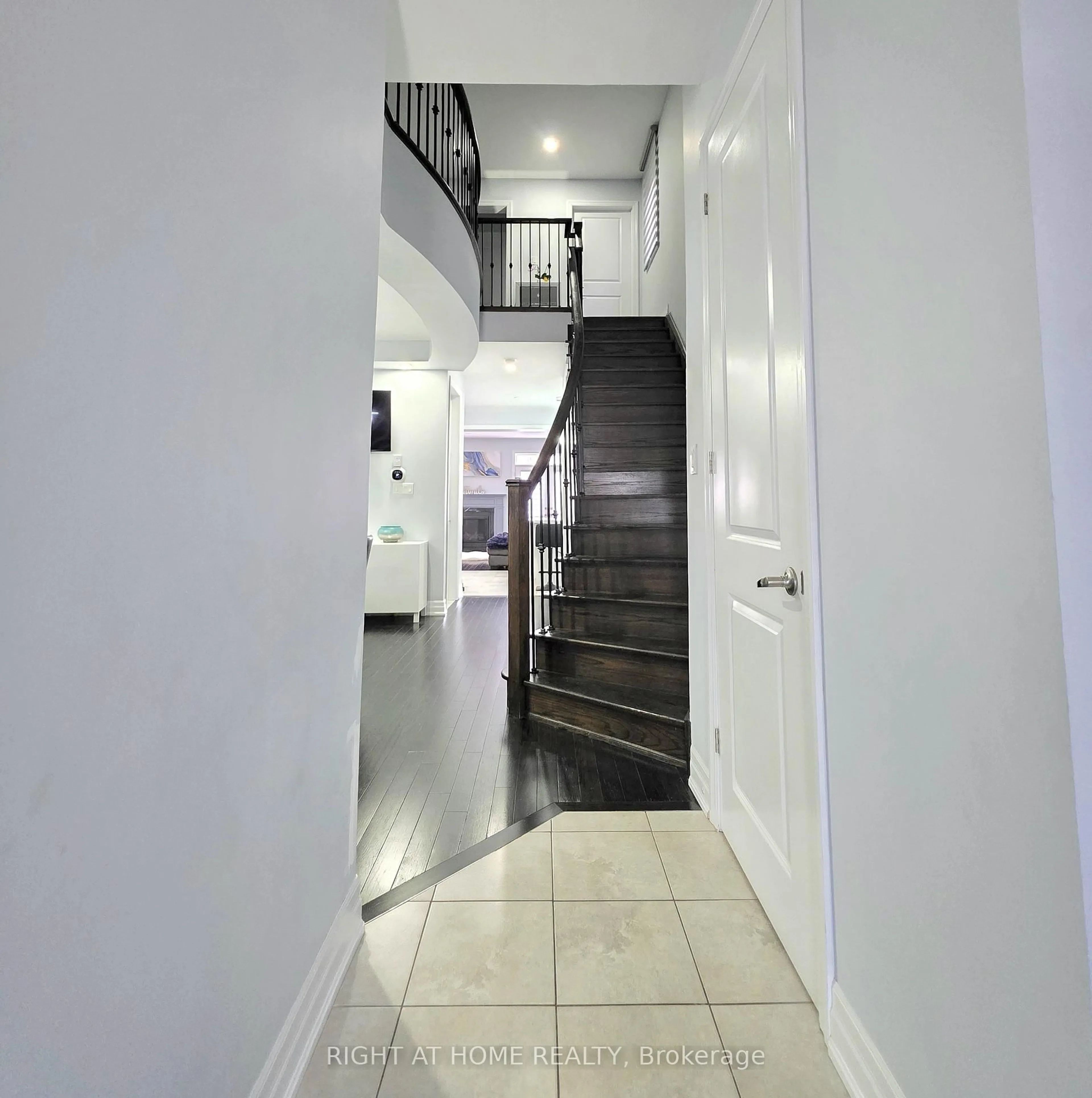 Indoor foyer for 24 Wells Orchard Cres, King Ontario L7B 0C5