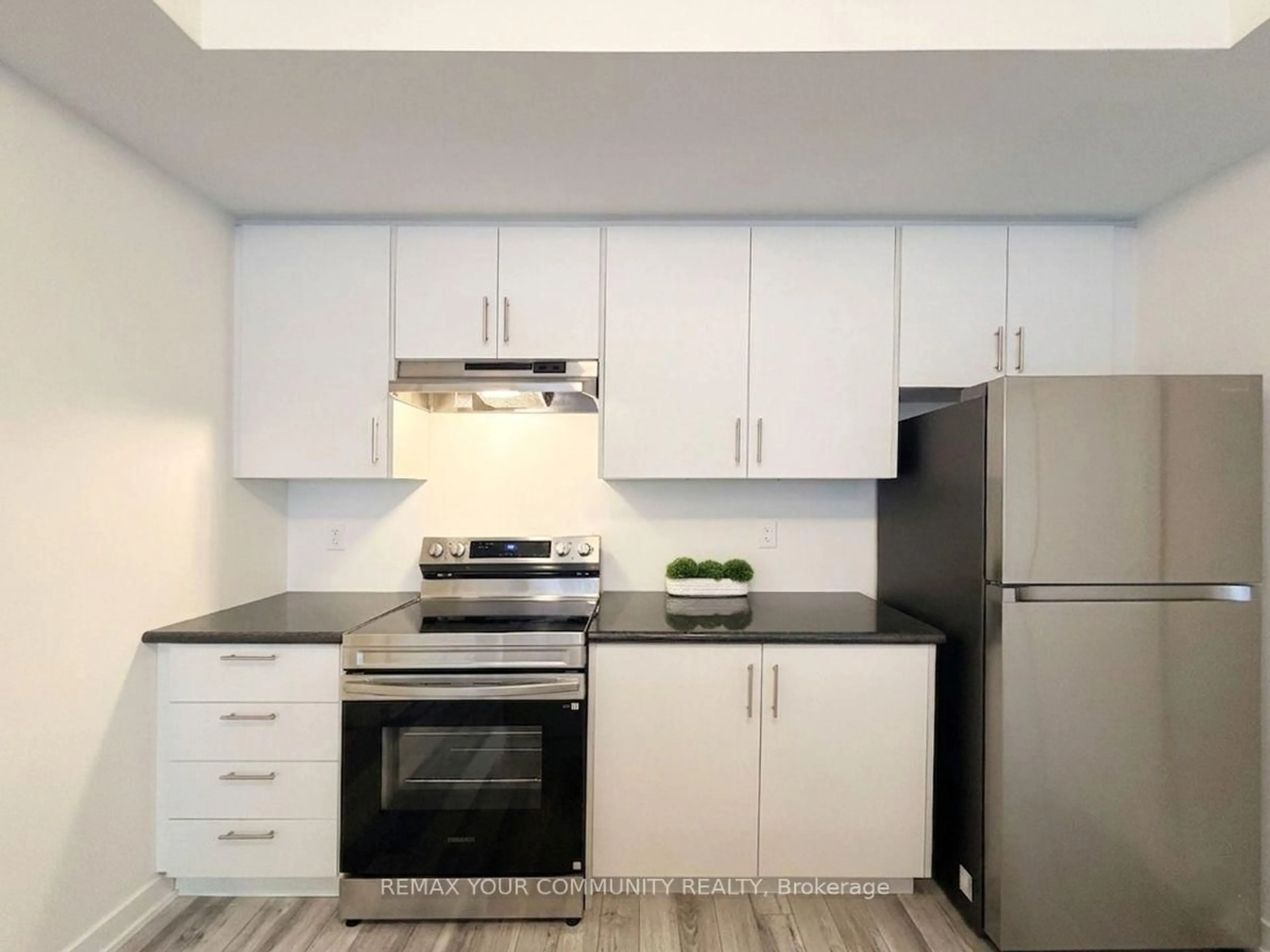 Standard kitchen, unknown for 15100 Yonge St #6B, Aurora Ontario L4G 4C8