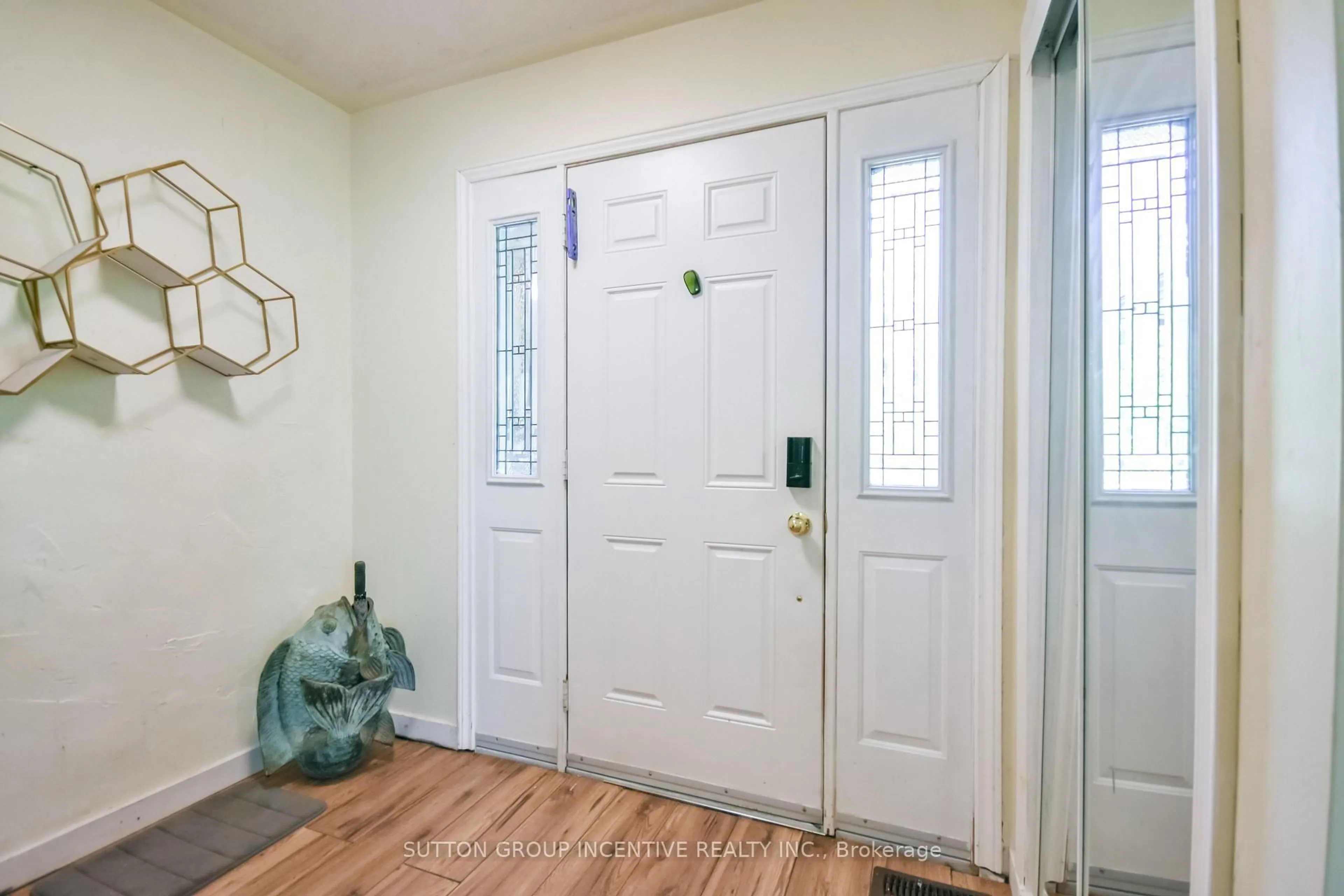 Indoor entryway for 2448 Wallace Ave, Innisfil Ontario L9S 2G5