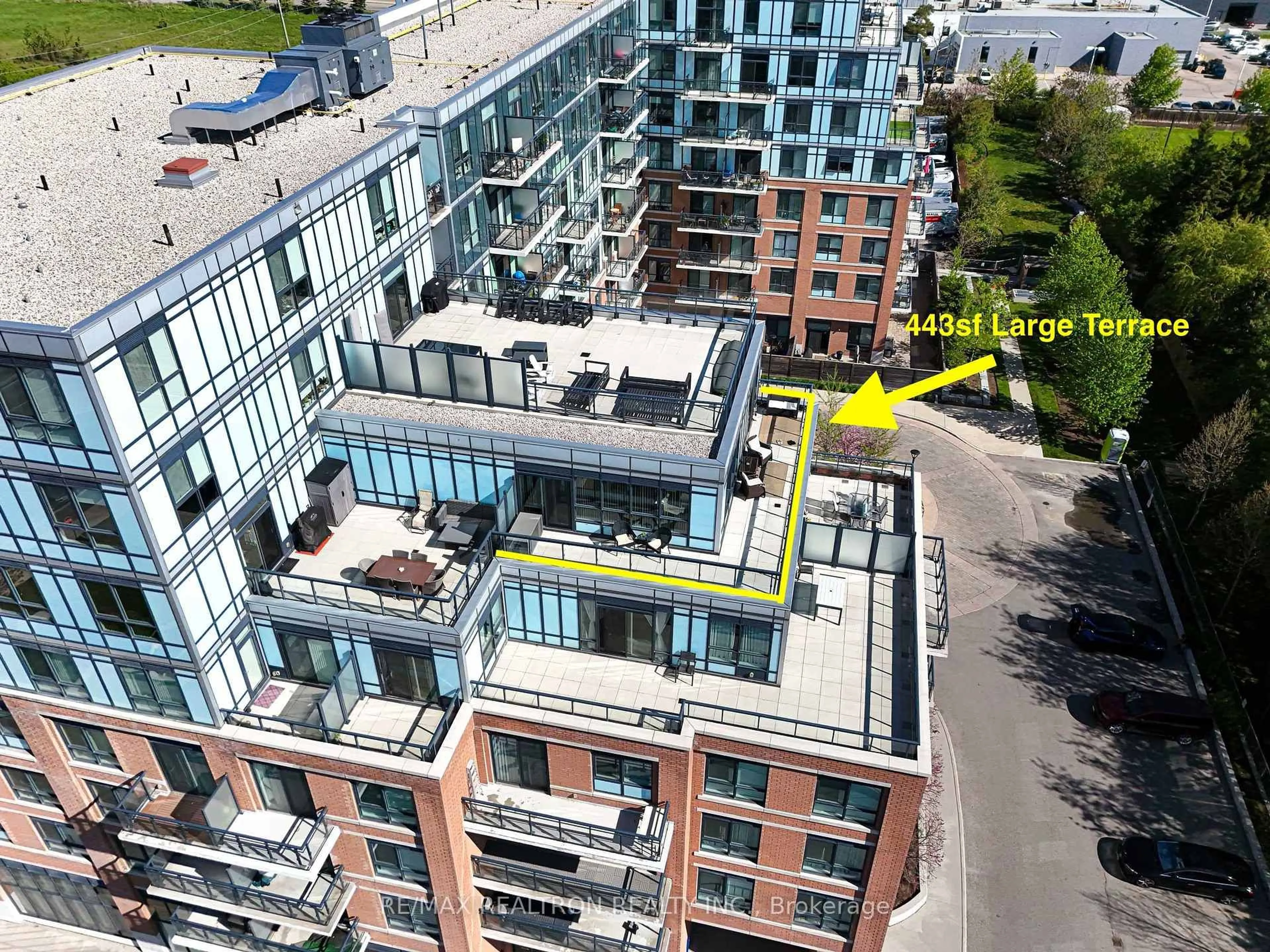 A pic from outside/outdoor area/front of a property/back of a property/a pic from drone, city buildings view from balcony for 11611 Yonge St #708, Richmond Hill Ontario L4E 1G2