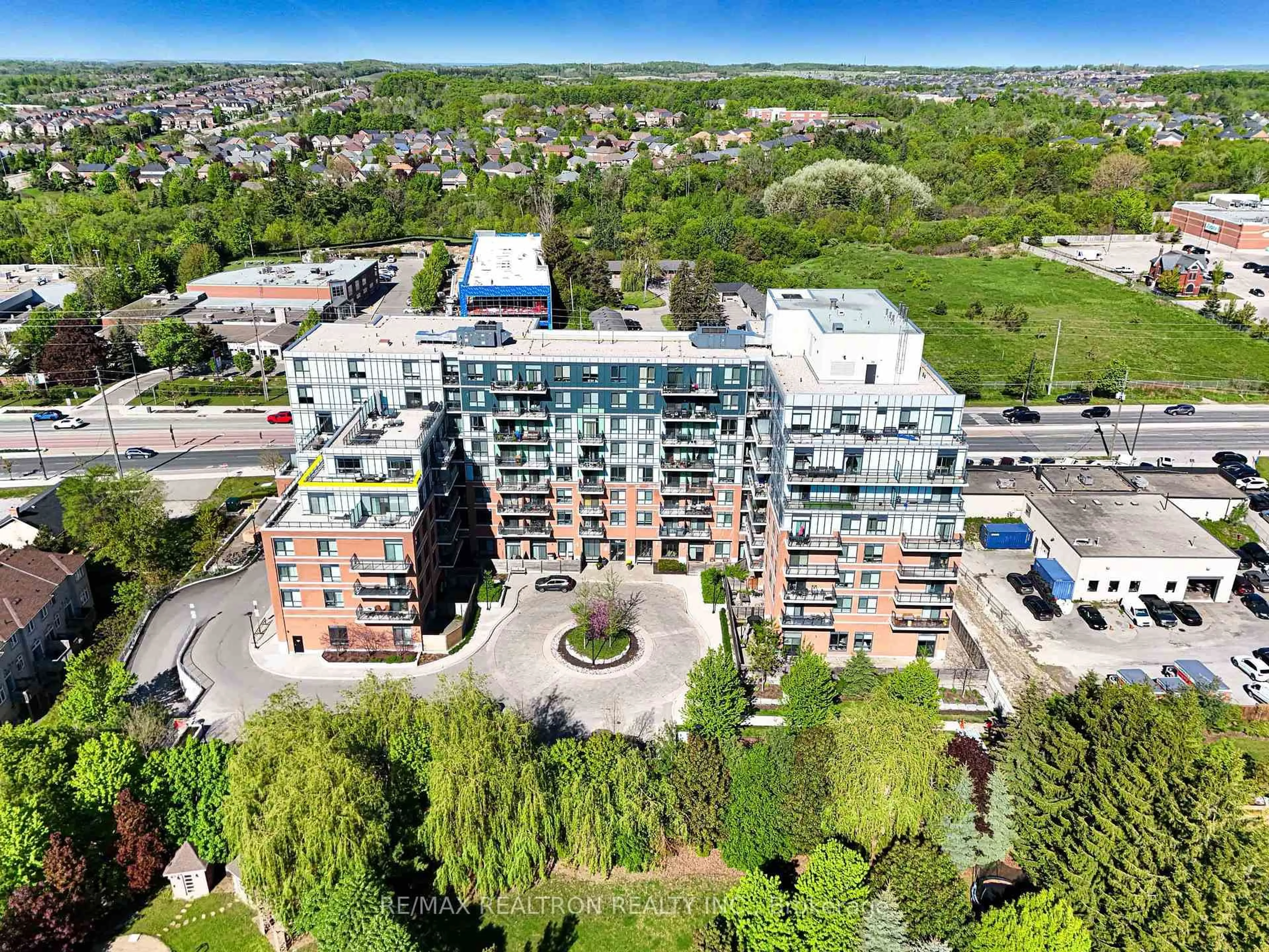 A pic from outside/outdoor area/front of a property/back of a property/a pic from drone, city buildings view from balcony for 11611 Yonge St #708, Richmond Hill Ontario L4E 1G2