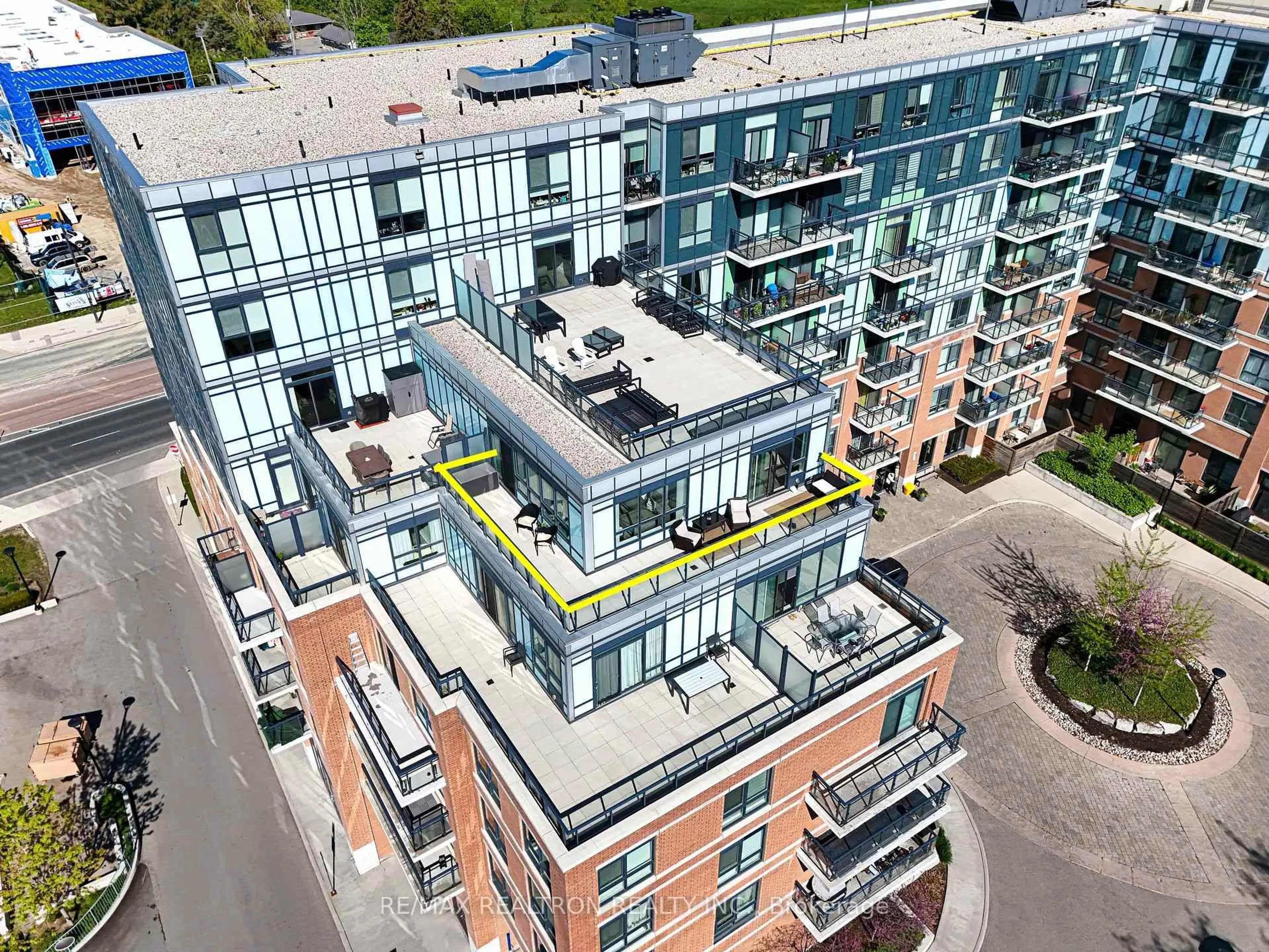 A pic from outside/outdoor area/front of a property/back of a property/a pic from drone, city buildings view from balcony for 11611 Yonge St #708, Richmond Hill Ontario L4E 1G2