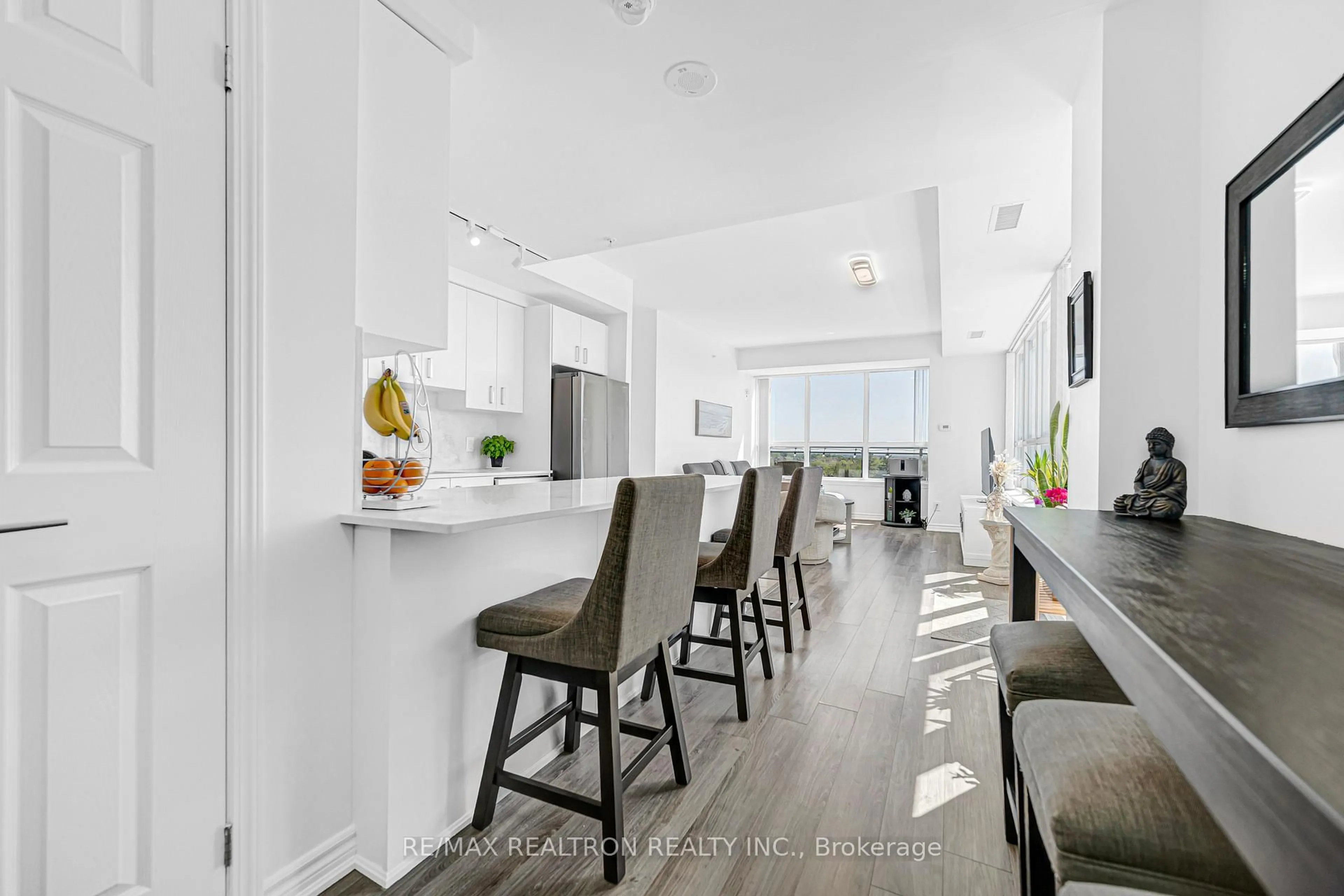 Open concept kitchen, ceramic/tile floor for 11611 Yonge St #708, Richmond Hill Ontario L4E 1G2