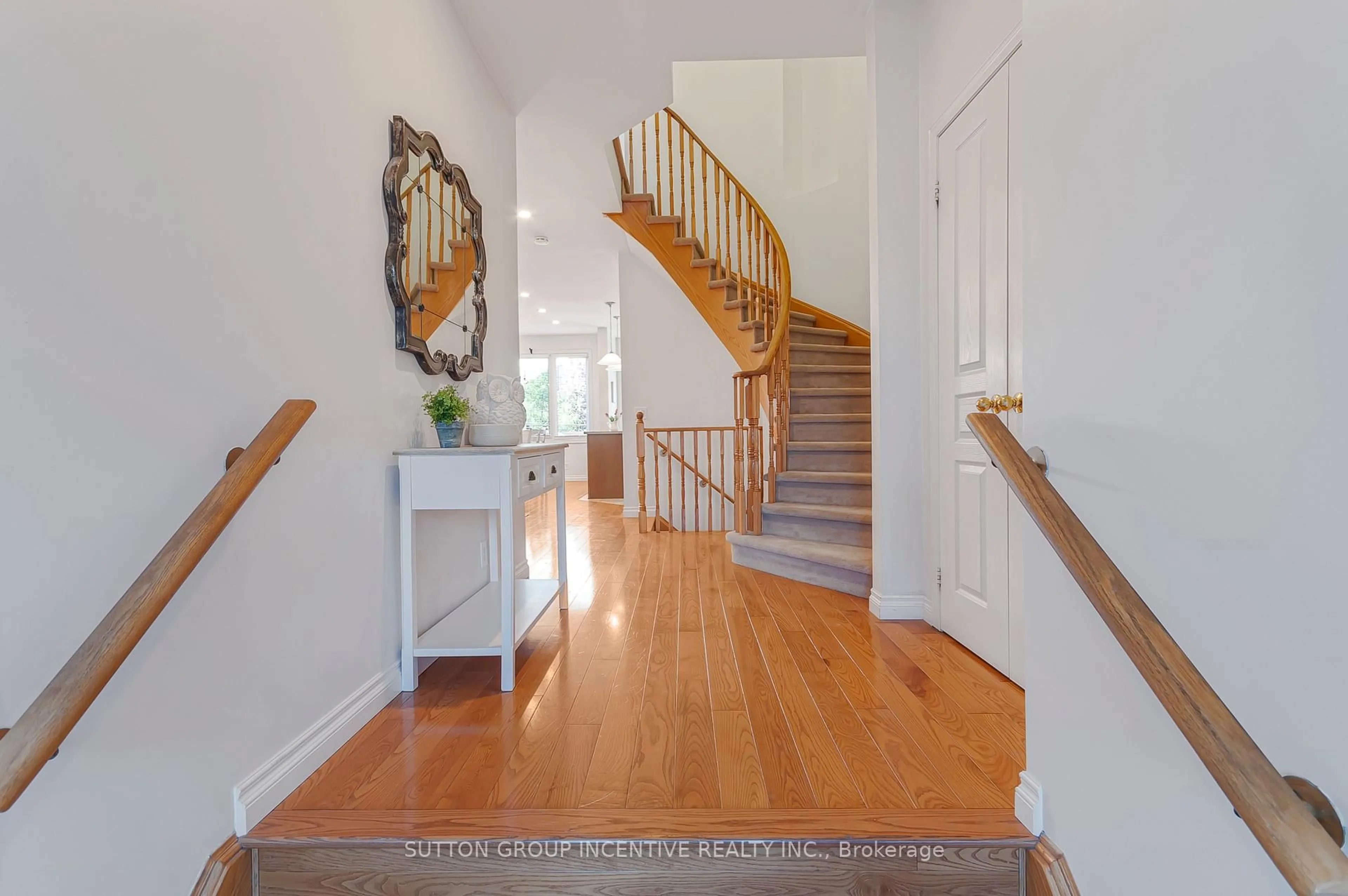 Indoor entryway for 119 Thatcher Cres, East Gwillimbury Ontario L9N 0B9