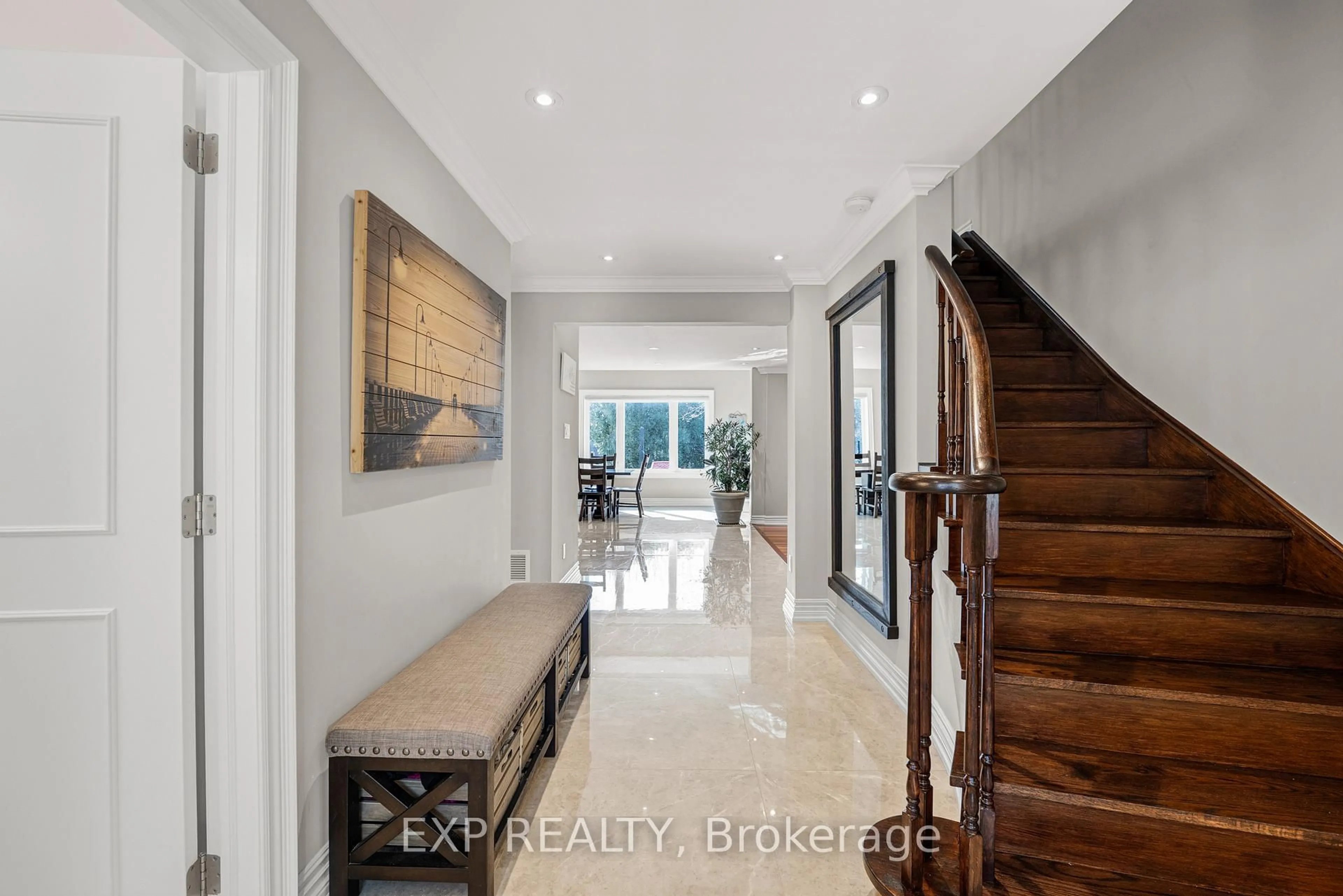 Indoor entryway for 925 15th Sdrd, King Ontario L7B 1K5