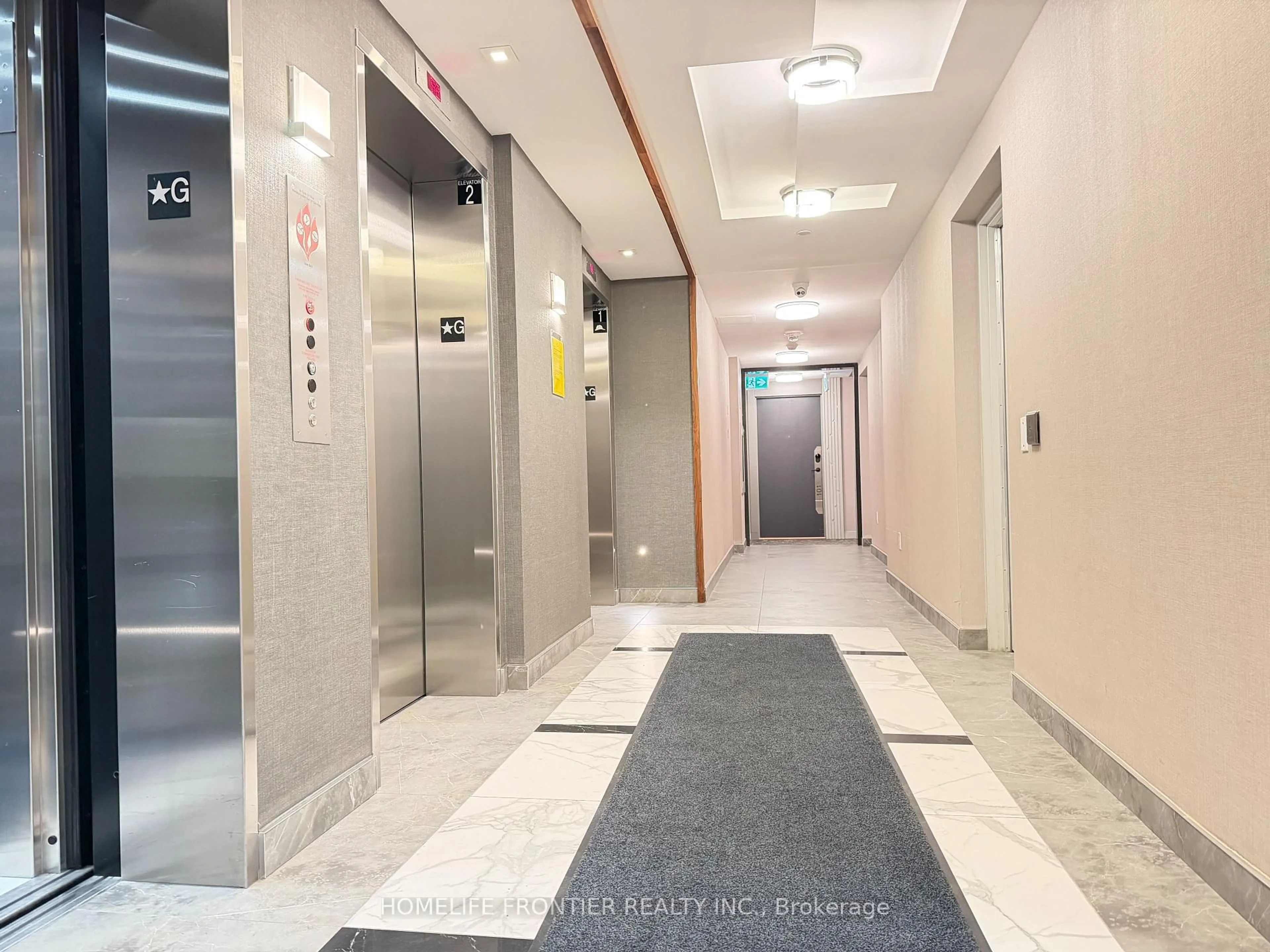 Indoor foyer for 105 Oneida Cres #607, Richmond Hill Ontario L4B 0H6