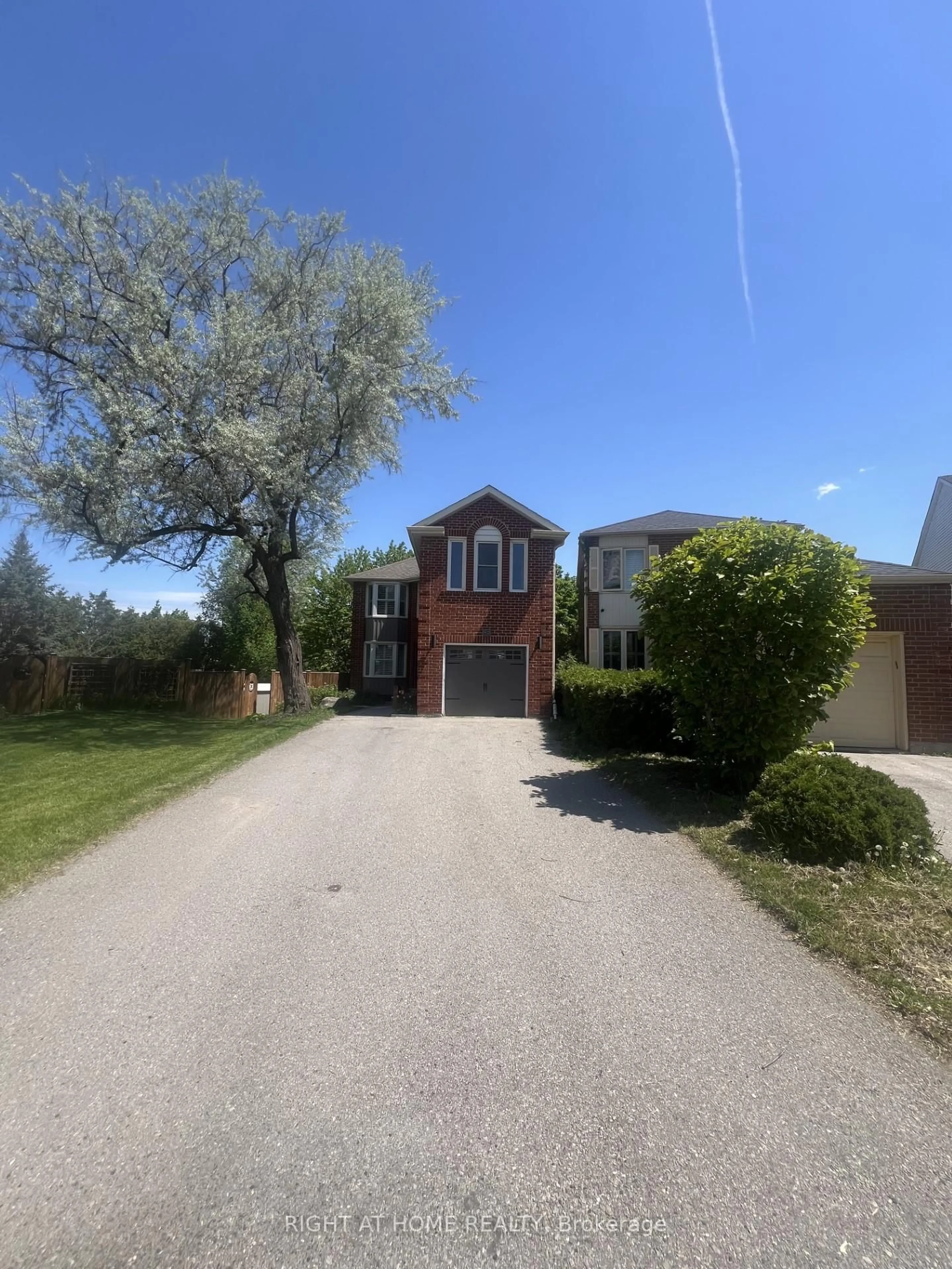 A pic from outside/outdoor area/front of a property/back of a property/a pic from drone, street for 45 Lansbury Crt, Vaughan Ontario L4J 5K1